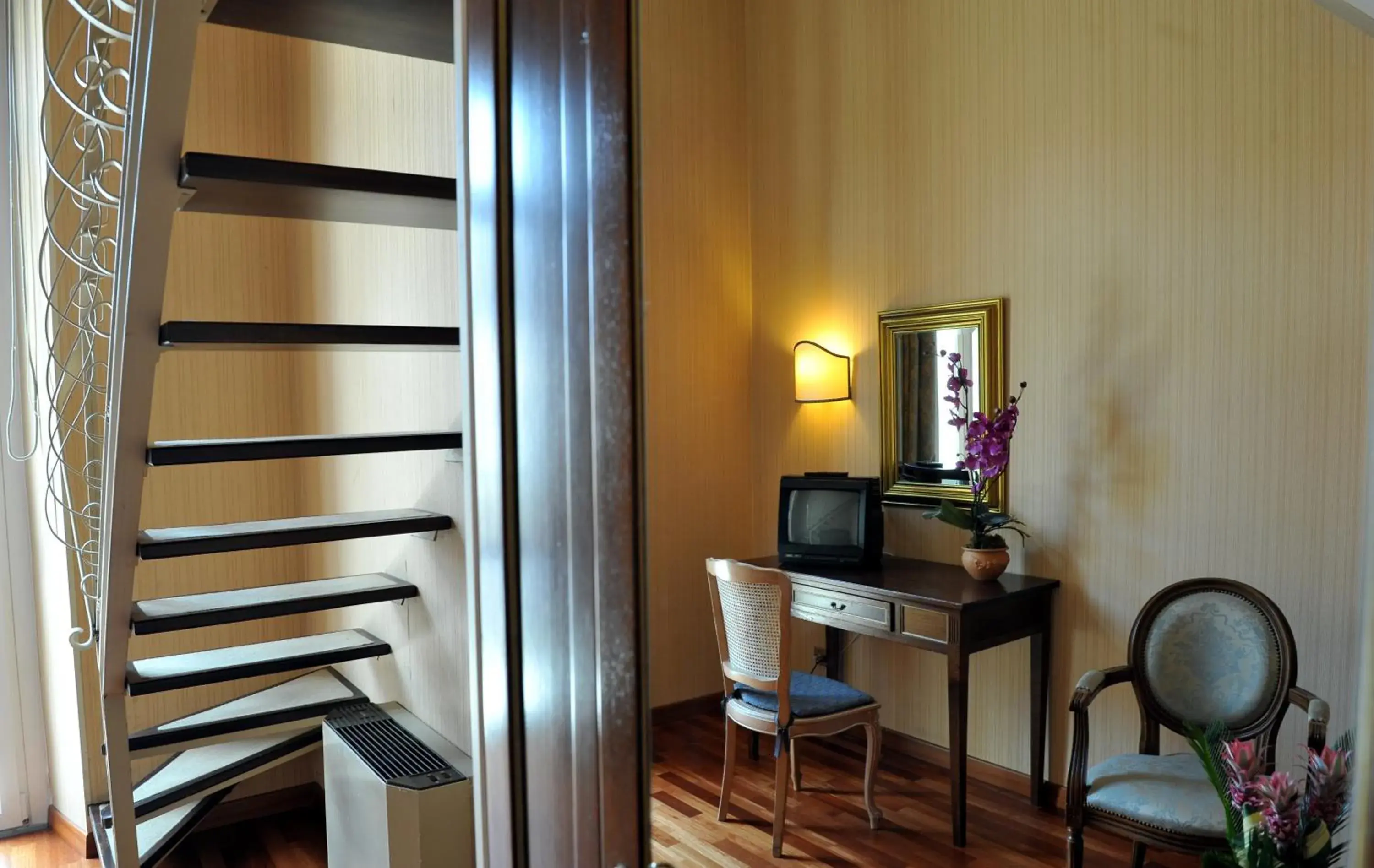 Bedroom, TV/Entertainment Center in Grande Albergo Quattro Stagioni