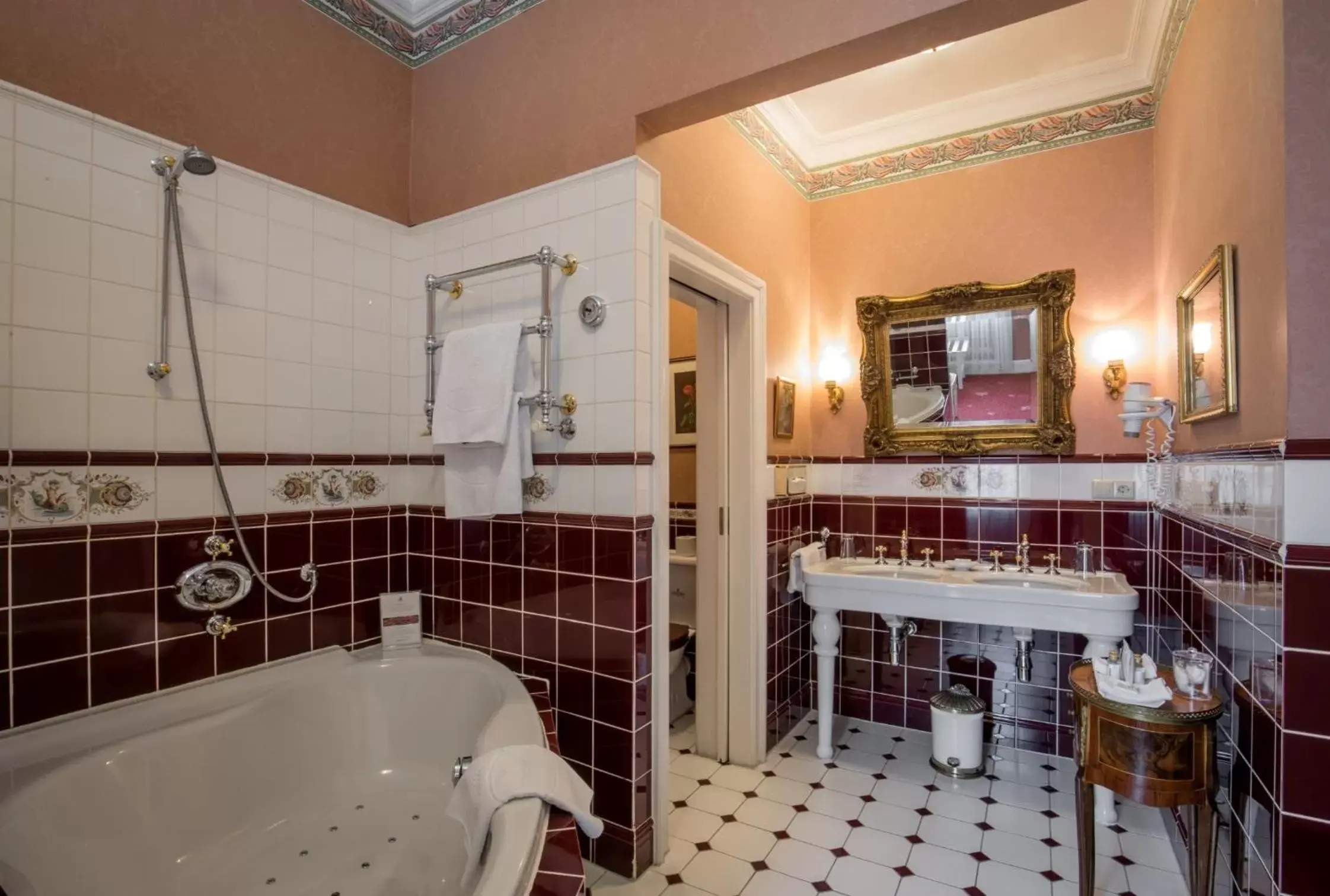 Hot Tub, Bathroom in Hotel Der Kleine Prinz
