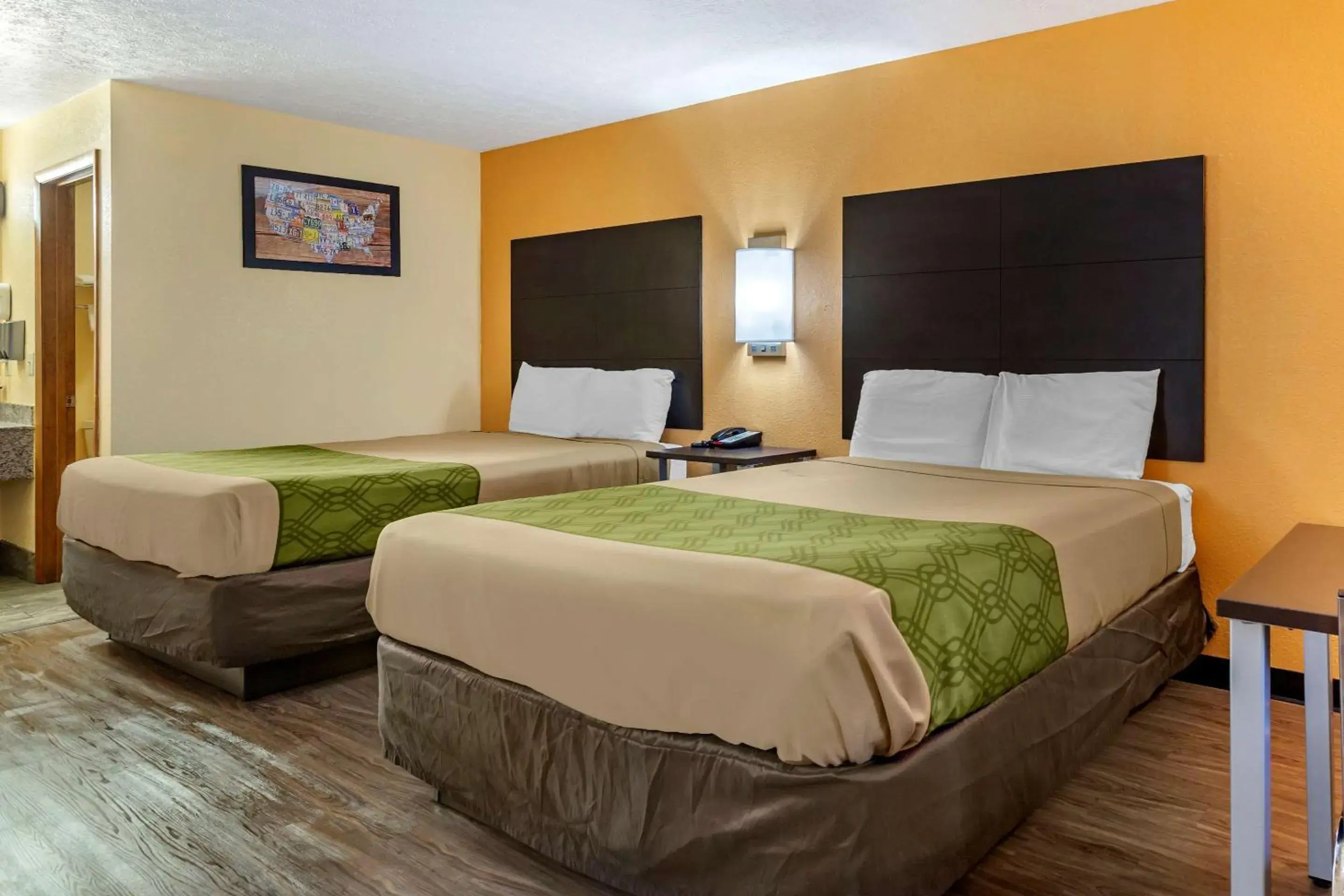 Photo of the whole room, Bed in Econo Lodge Nashville North - Opryland