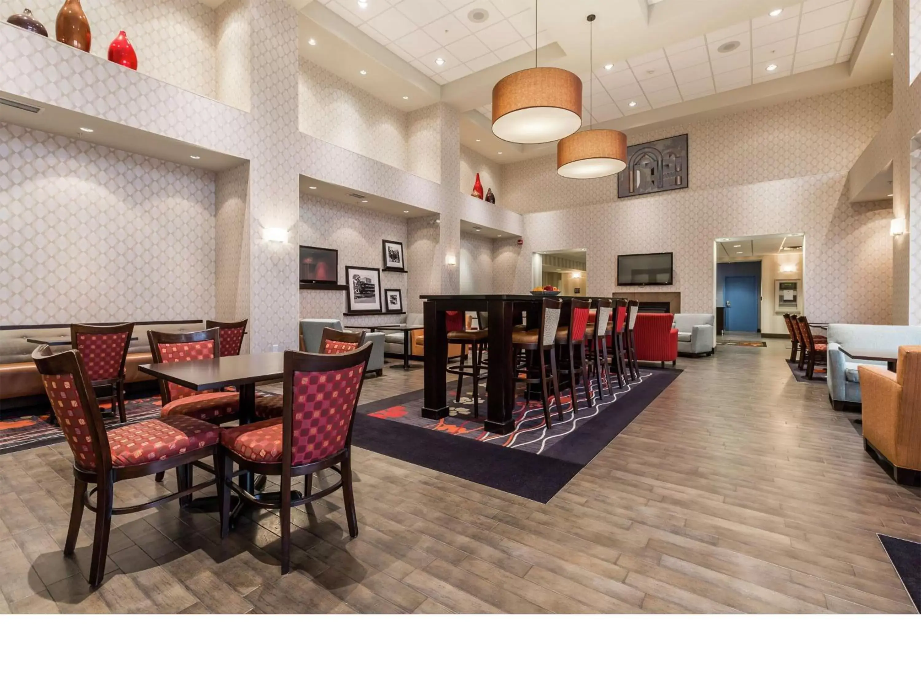 Lobby or reception, Restaurant/Places to Eat in Hampton Inn & Suites by Hilton Lethbridge