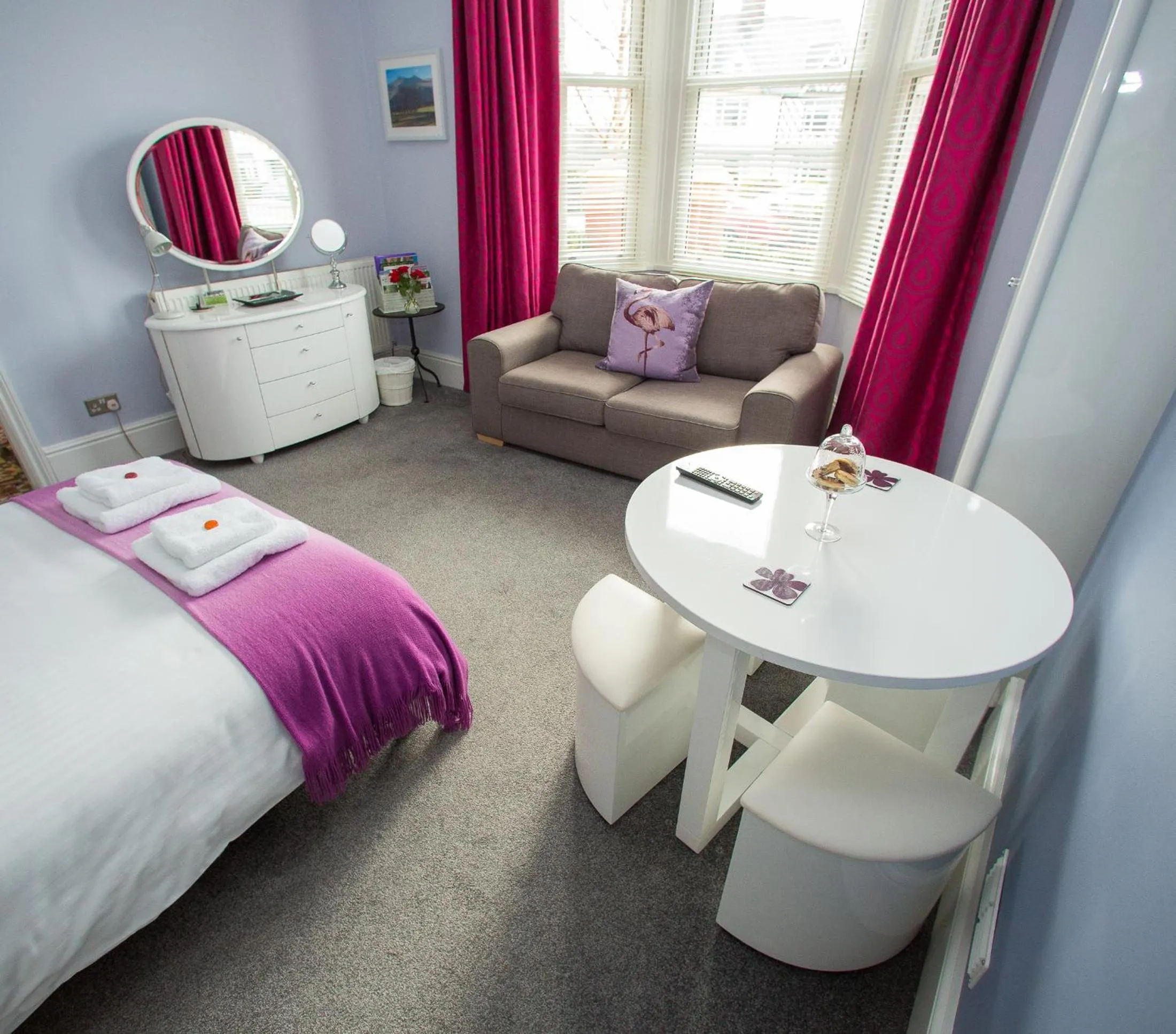 Photo of the whole room, Bed in Studios At Glenthorne