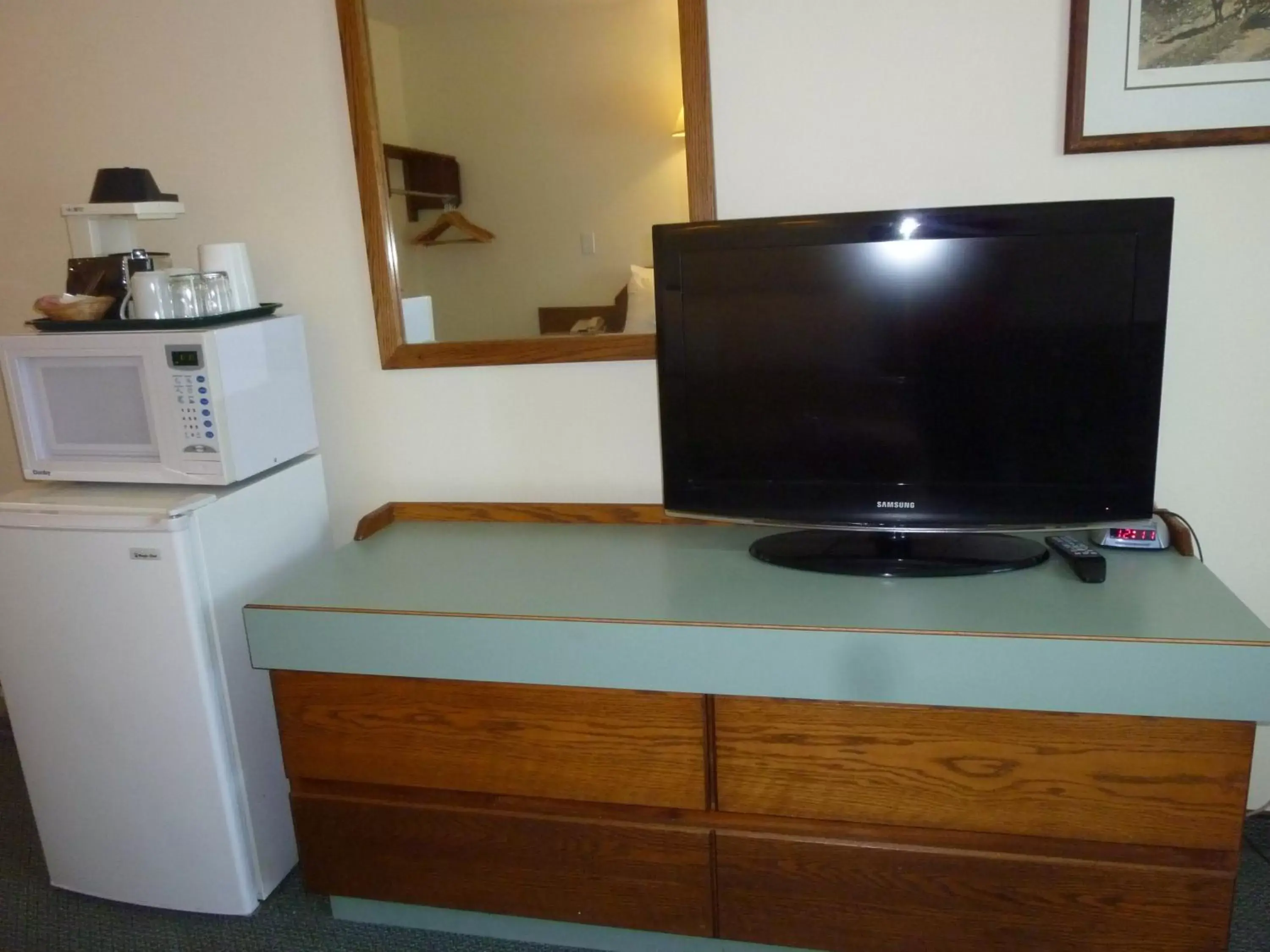 TV and multimedia, TV/Entertainment Center in The Ranchland Inn Kamloops
