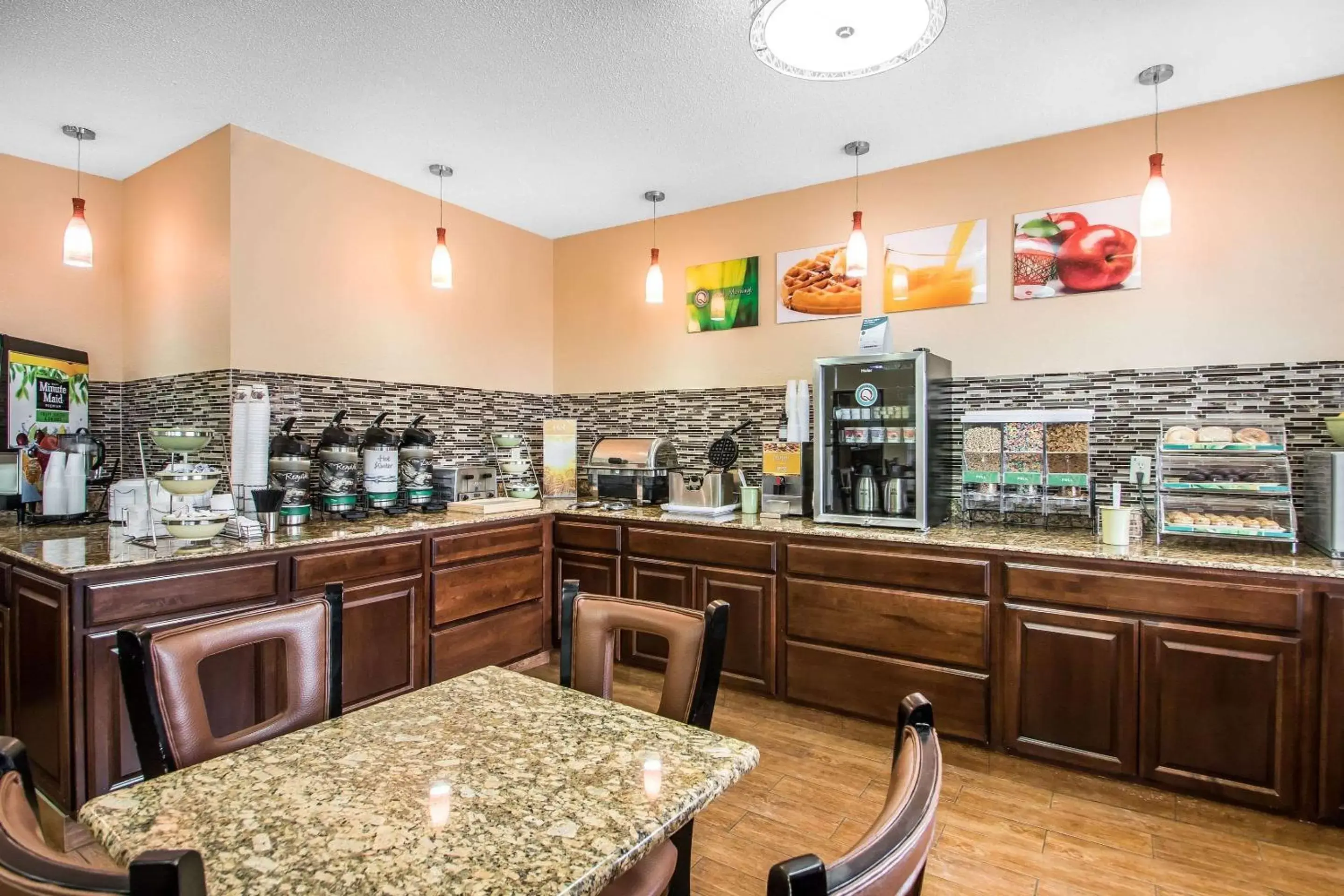 Restaurant/places to eat in Quality Inn Dubuque on Hwy 20 Restaurant/places to eat in Quality Inn Dubuque on Hwy 20