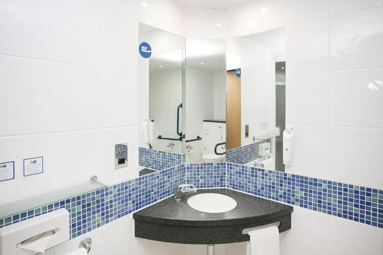 Shower, Bathroom in Holiday Inn Express Antrim, an IHG Hotel