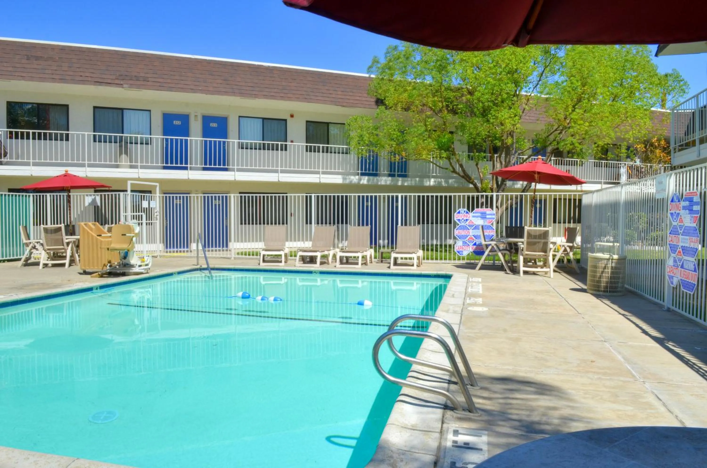 Swimming pool in Motel 6-Santa Nella, CA - Los Banos - Interstate 5