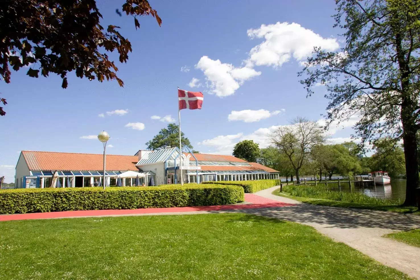 Facade/entrance, Property Building in Golf Hotel Viborg