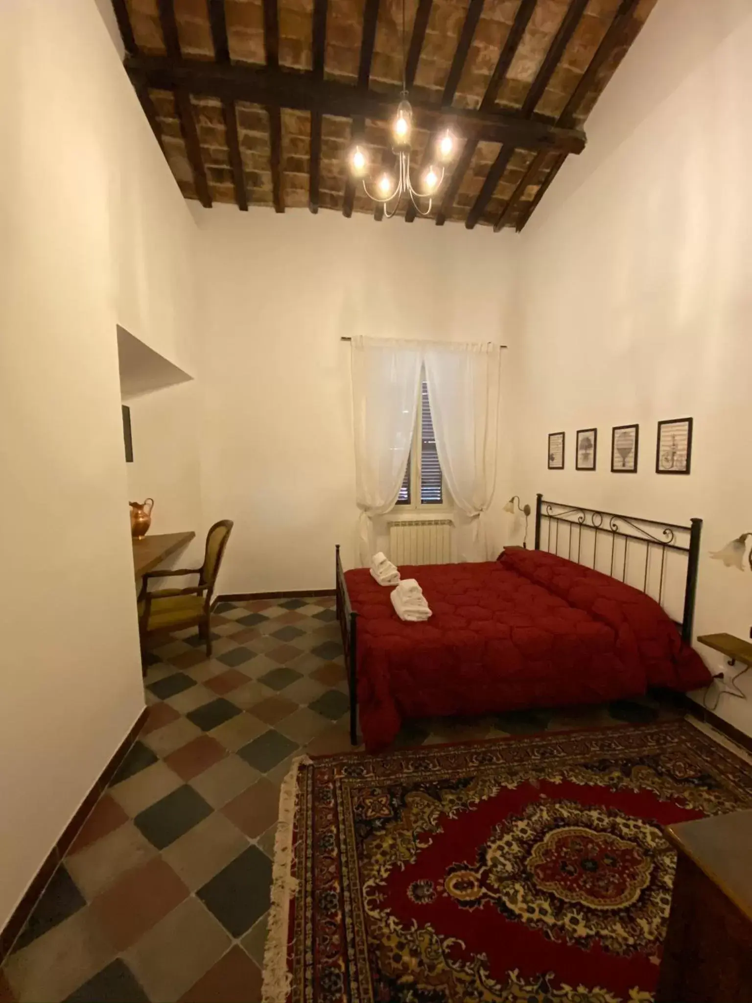 Photo of the whole room, Bed in La Corte Segreta Tivoli