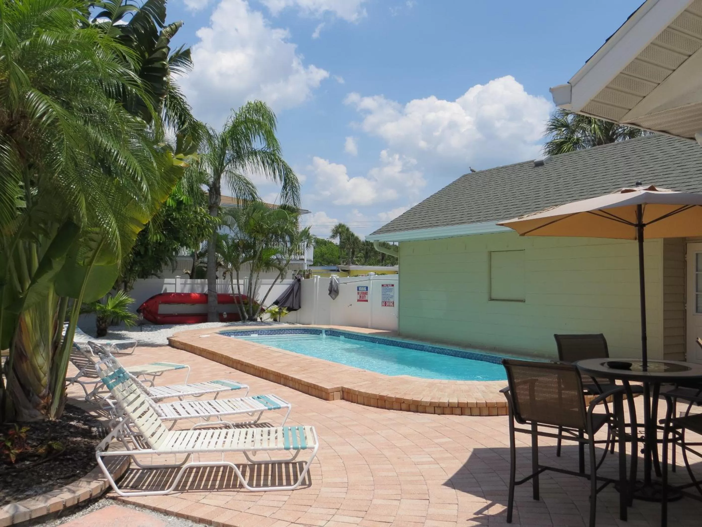 Poolside - King Guest room in Seabreeze at Anna Maria Island Inn