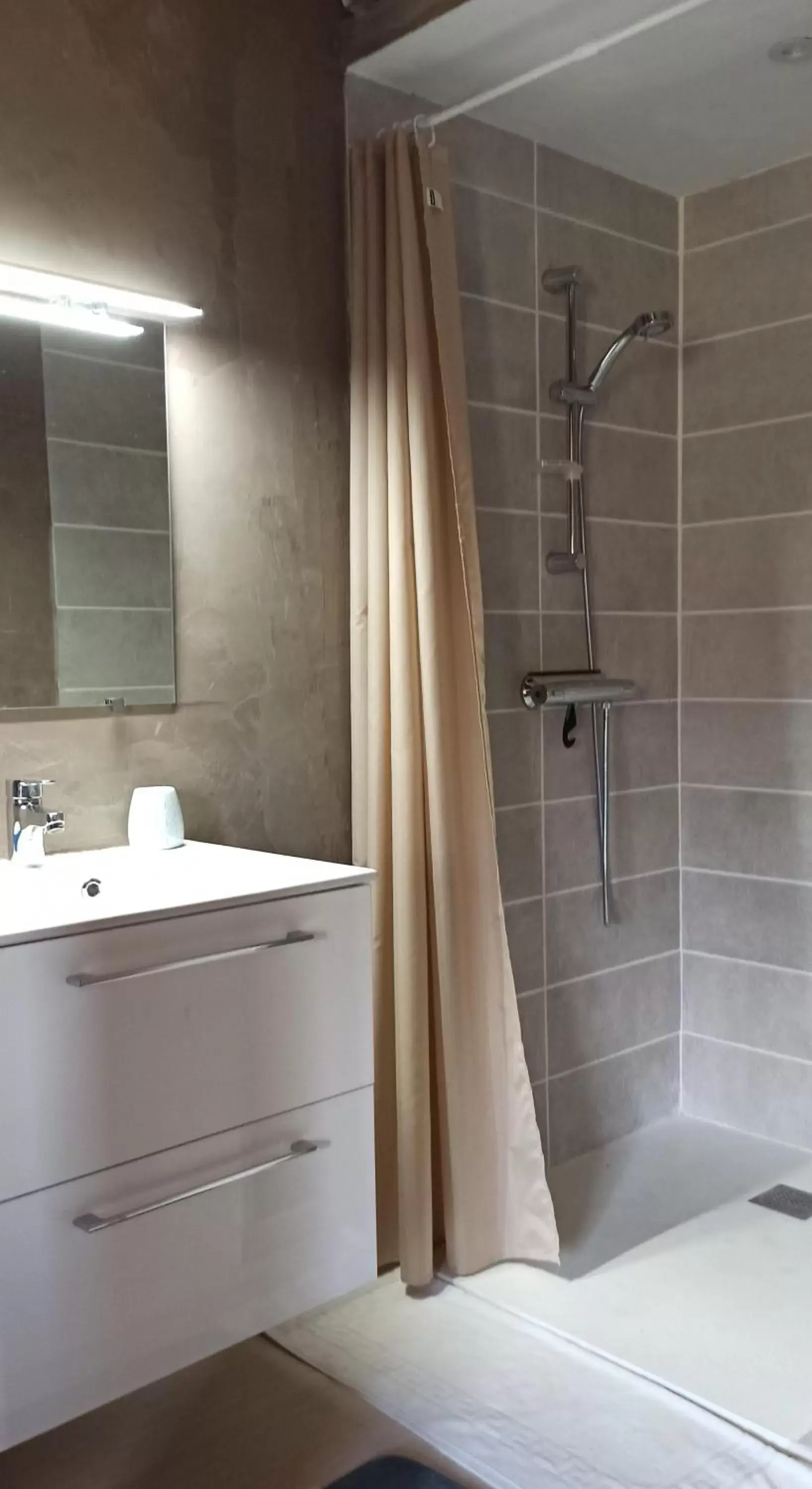 Shower, Bathroom in Maison au calme