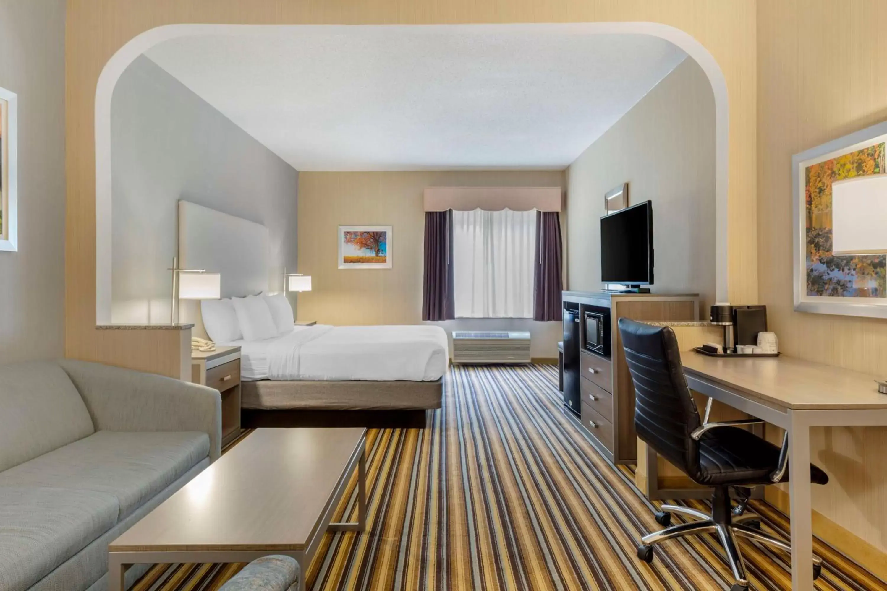 Bedroom, Bed in Best Western Plus New England Inn & Suites Bedroom, Bed in Best Western Plus New England Inn & Suites