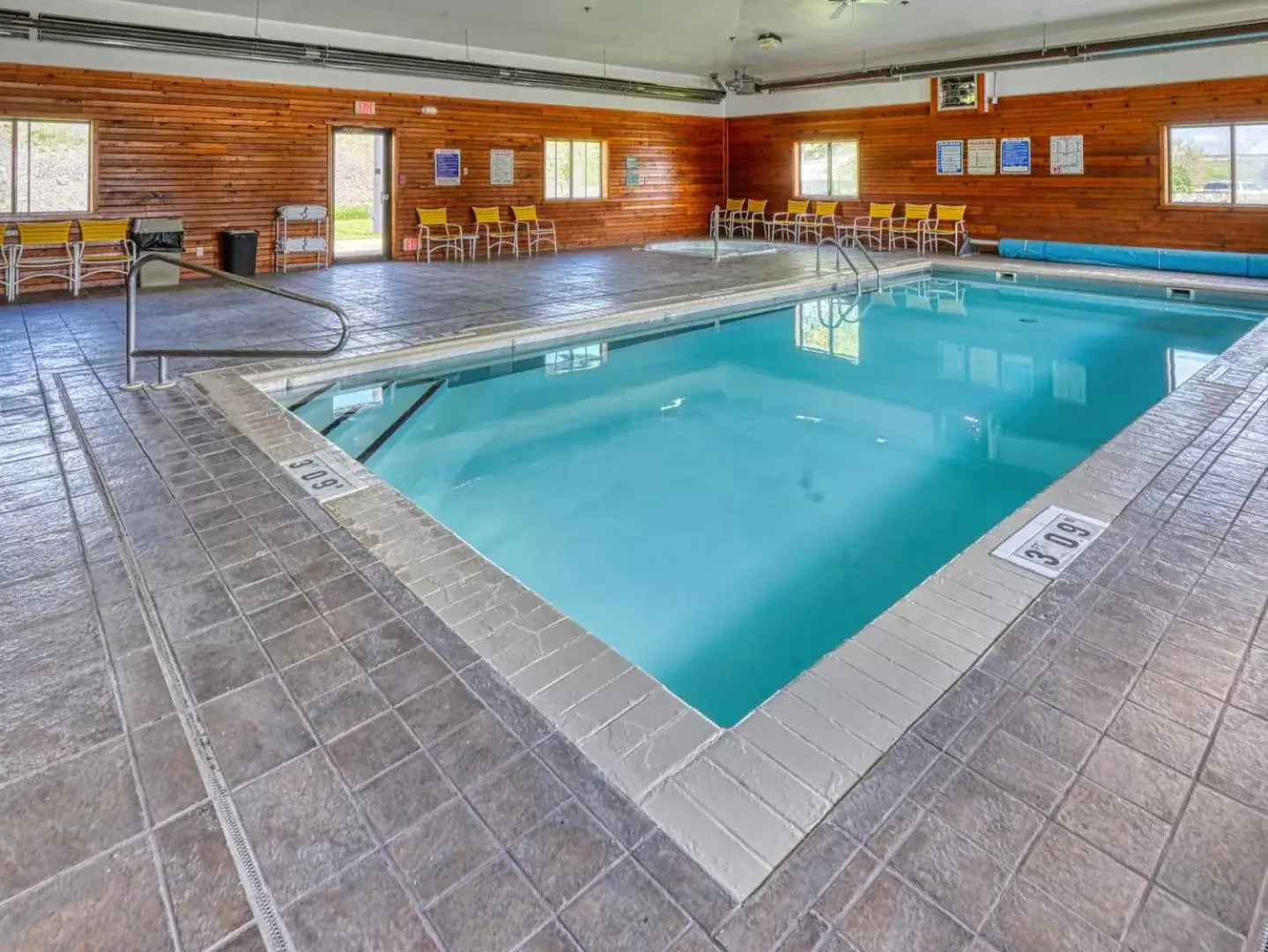 Swimming Pool in Yellowstone River Inn & Suites