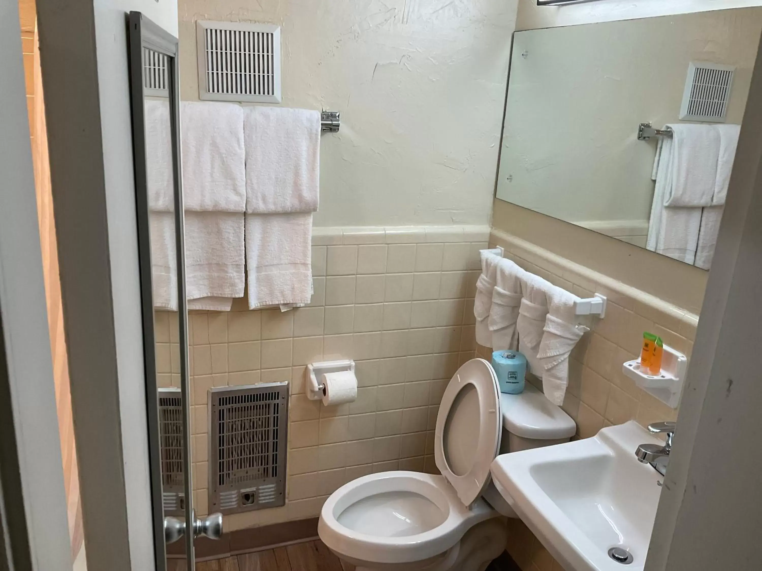 Bathroom in Carr's Northside Hotel and Cottages