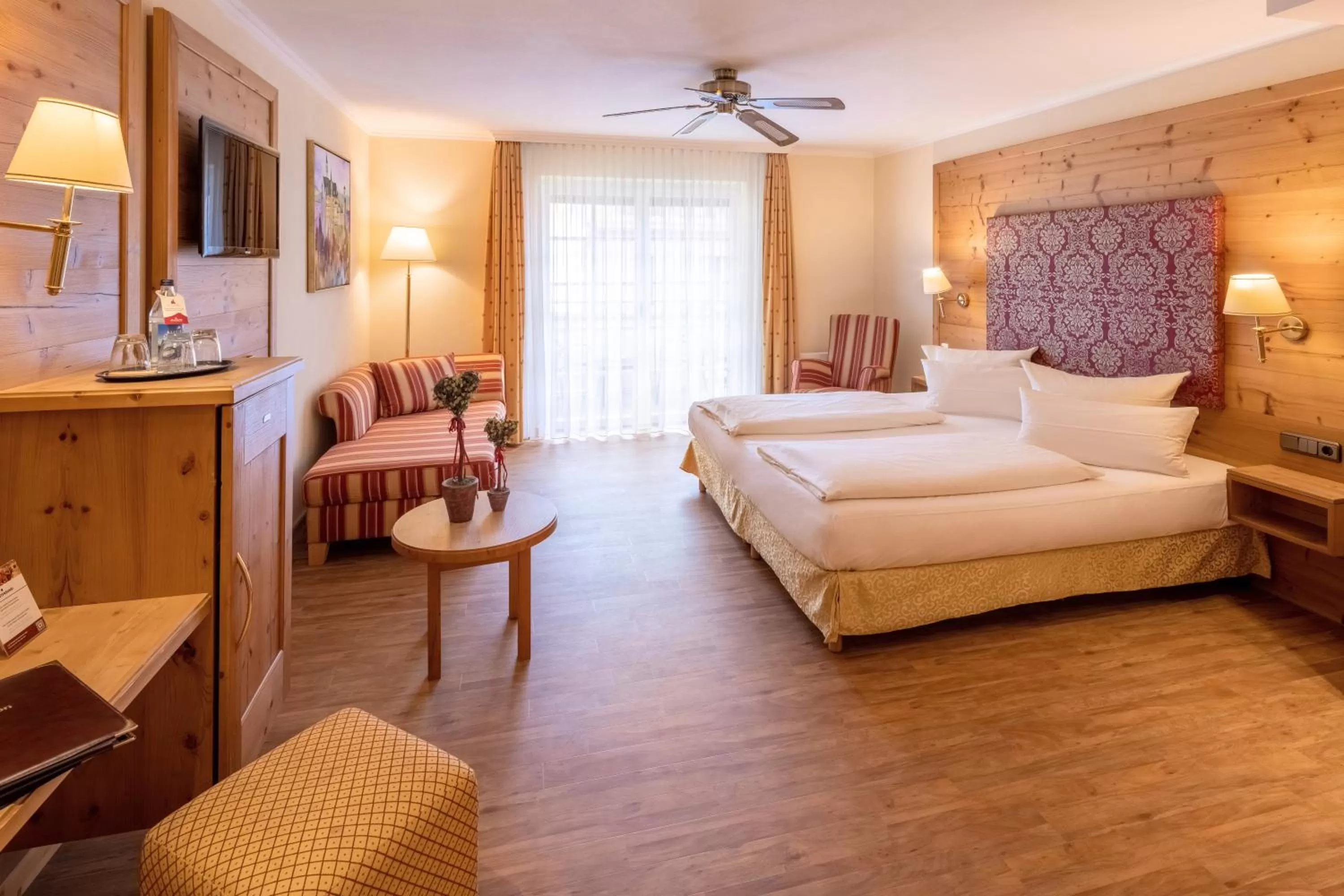 Photo of the whole room, Bed in Hotel Schlosskrone