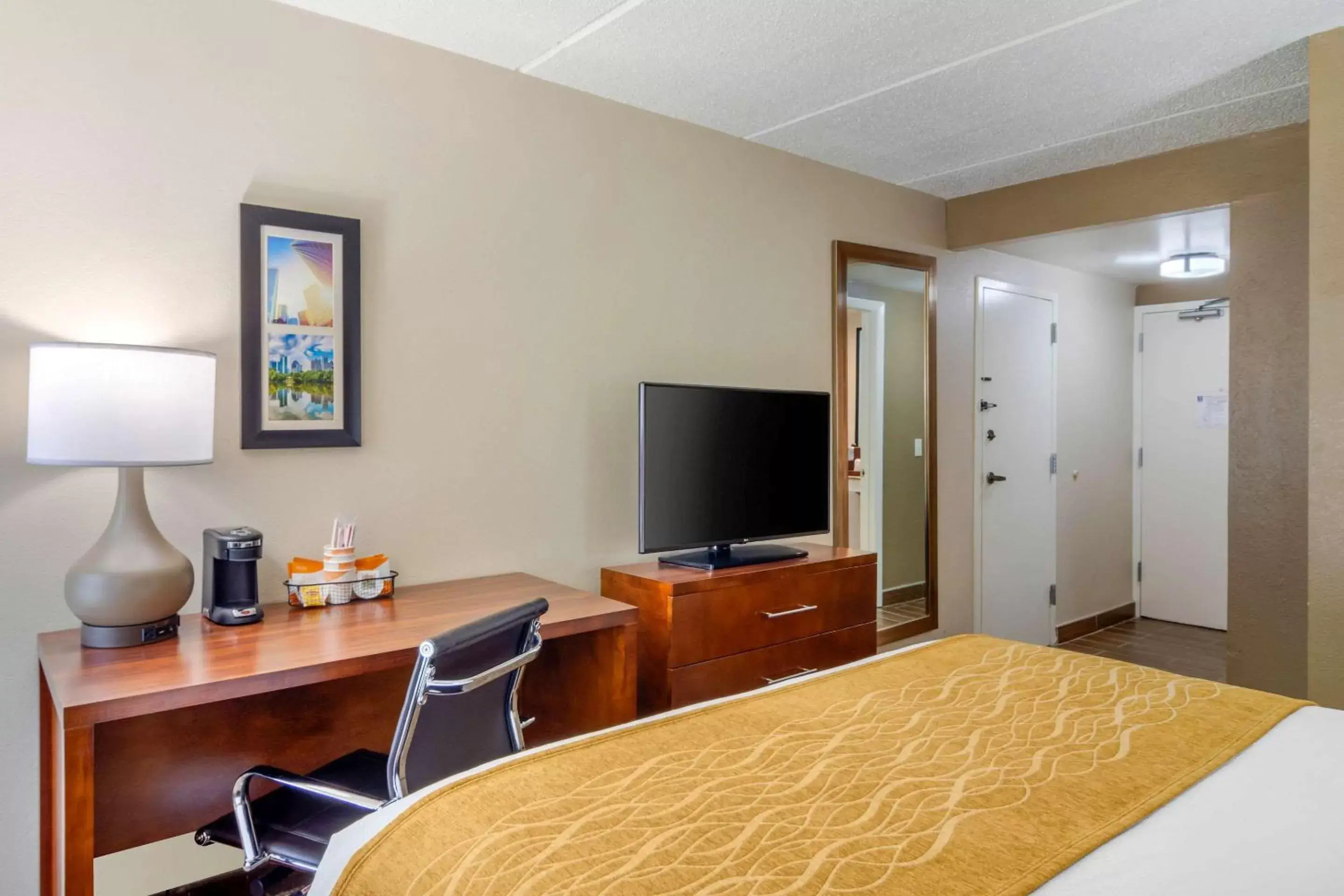 Photo of the whole room, TV/Entertainment Center in Comfort Inn Atlanta Airport