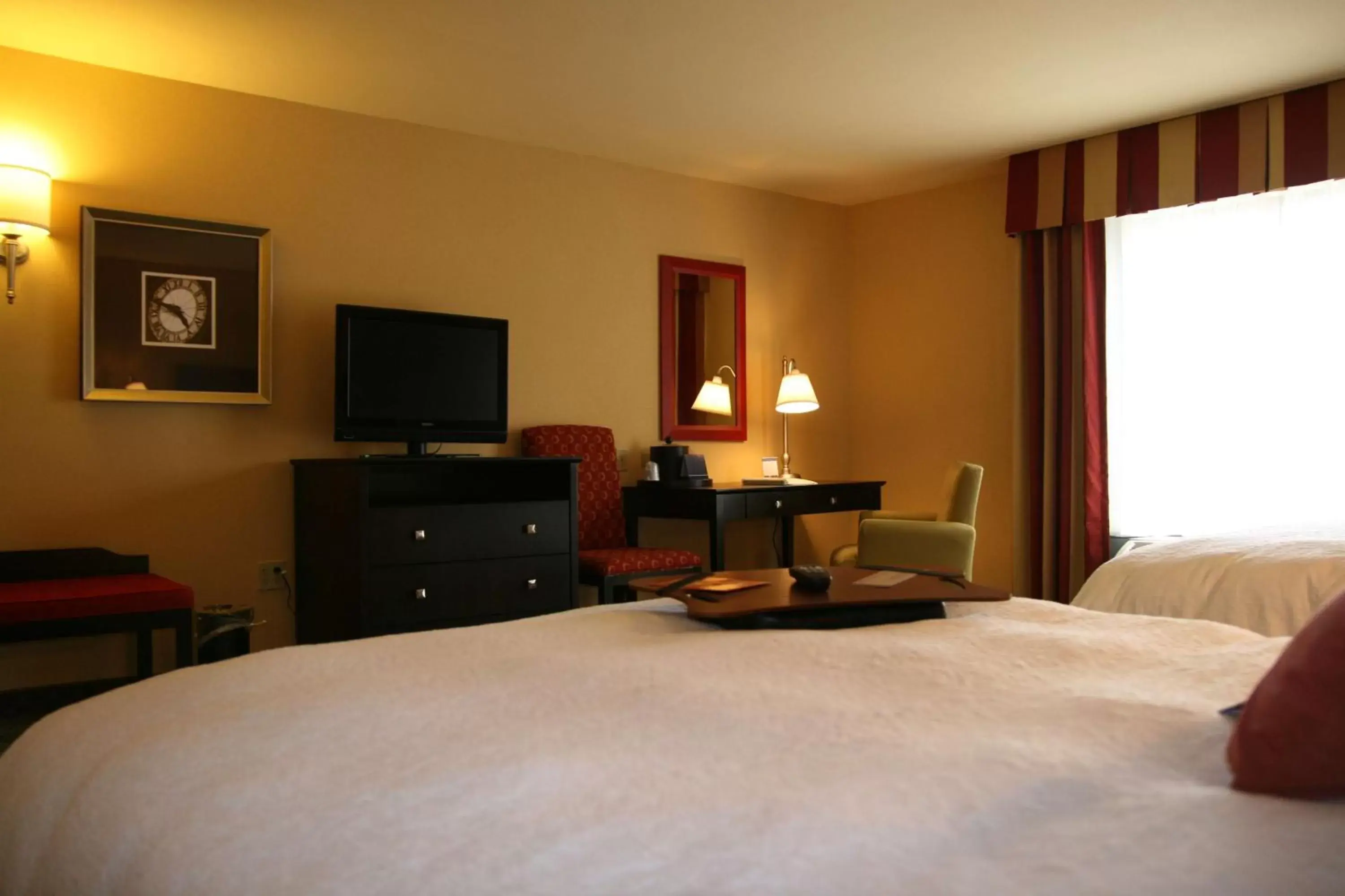 Bedroom, Bed in Hampton Inn By Hilton Jacksonville