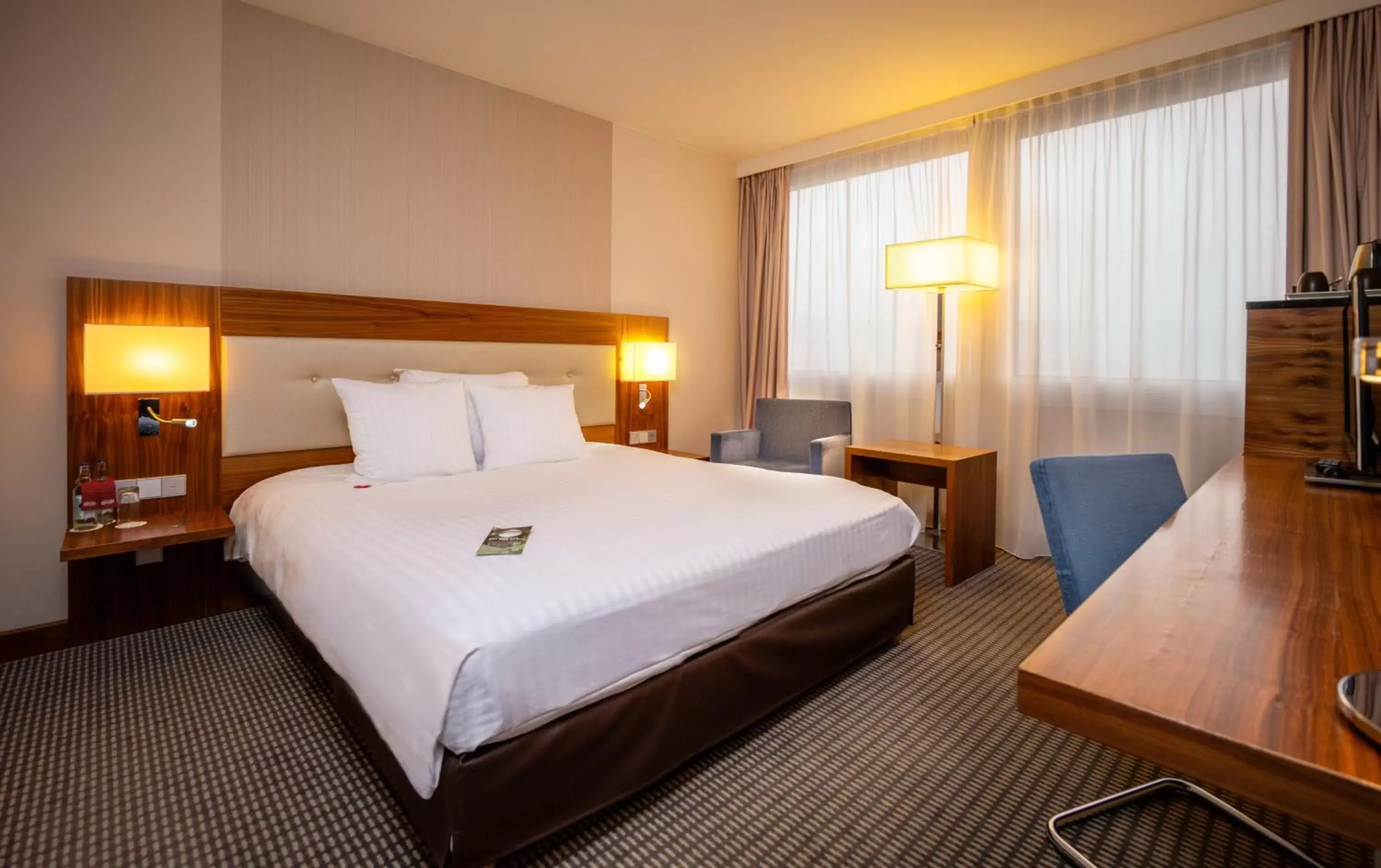 Bedroom, Bed in Moevenpick Hotel And Casino Geneva