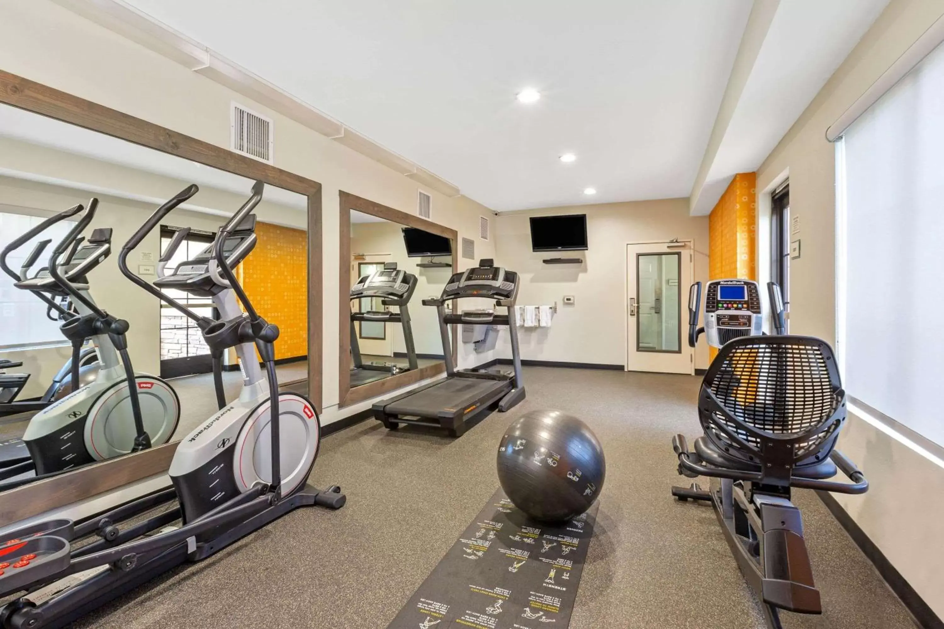 Communal lounge/ TV room, Fitness Center/Facilities in La Quinta by Wyndham NE Long Beach/Cypress