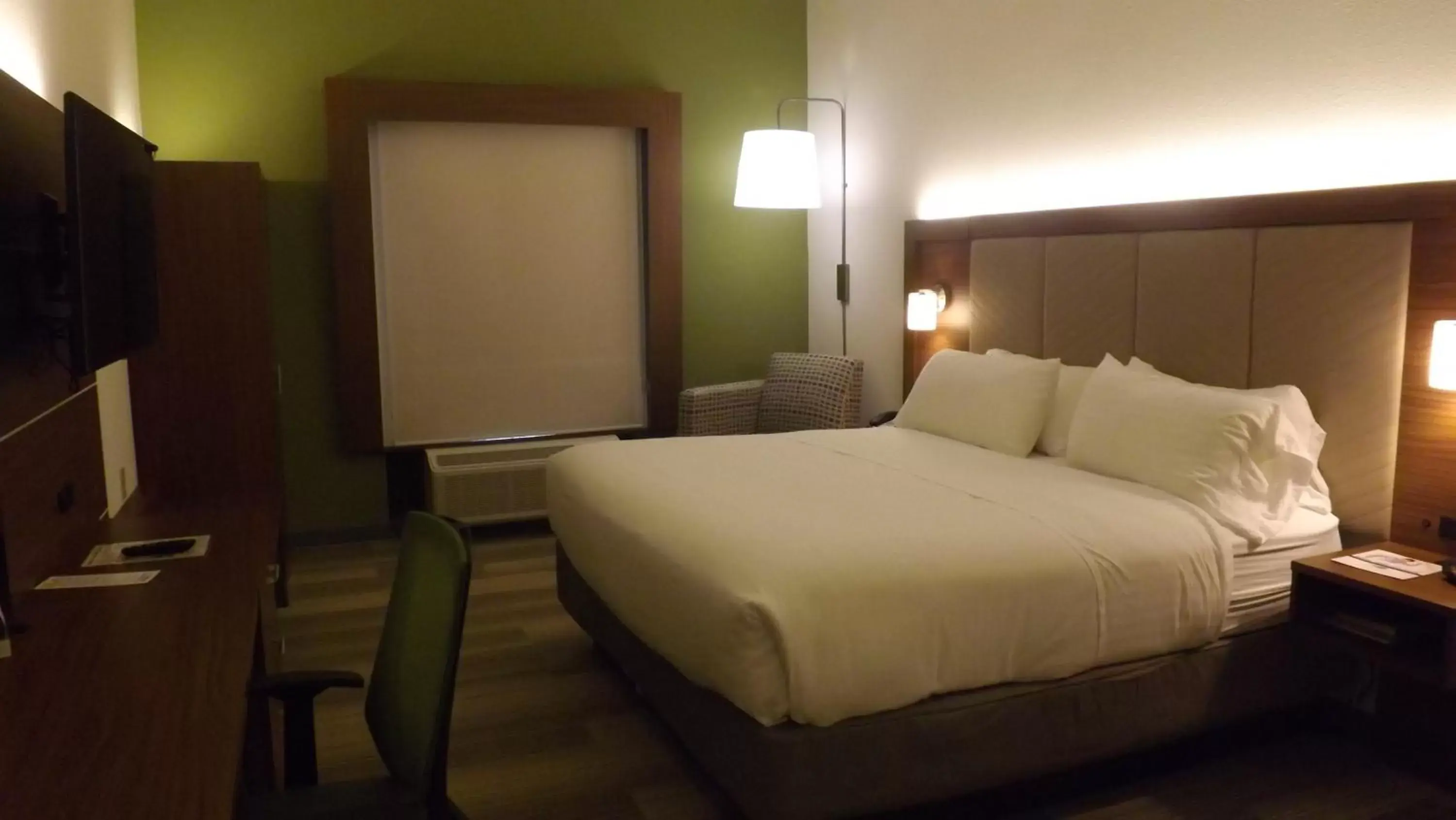 Photo of the whole room, Bed in Holiday Inn Express & Suites Dyersburg, an IHG Hotel