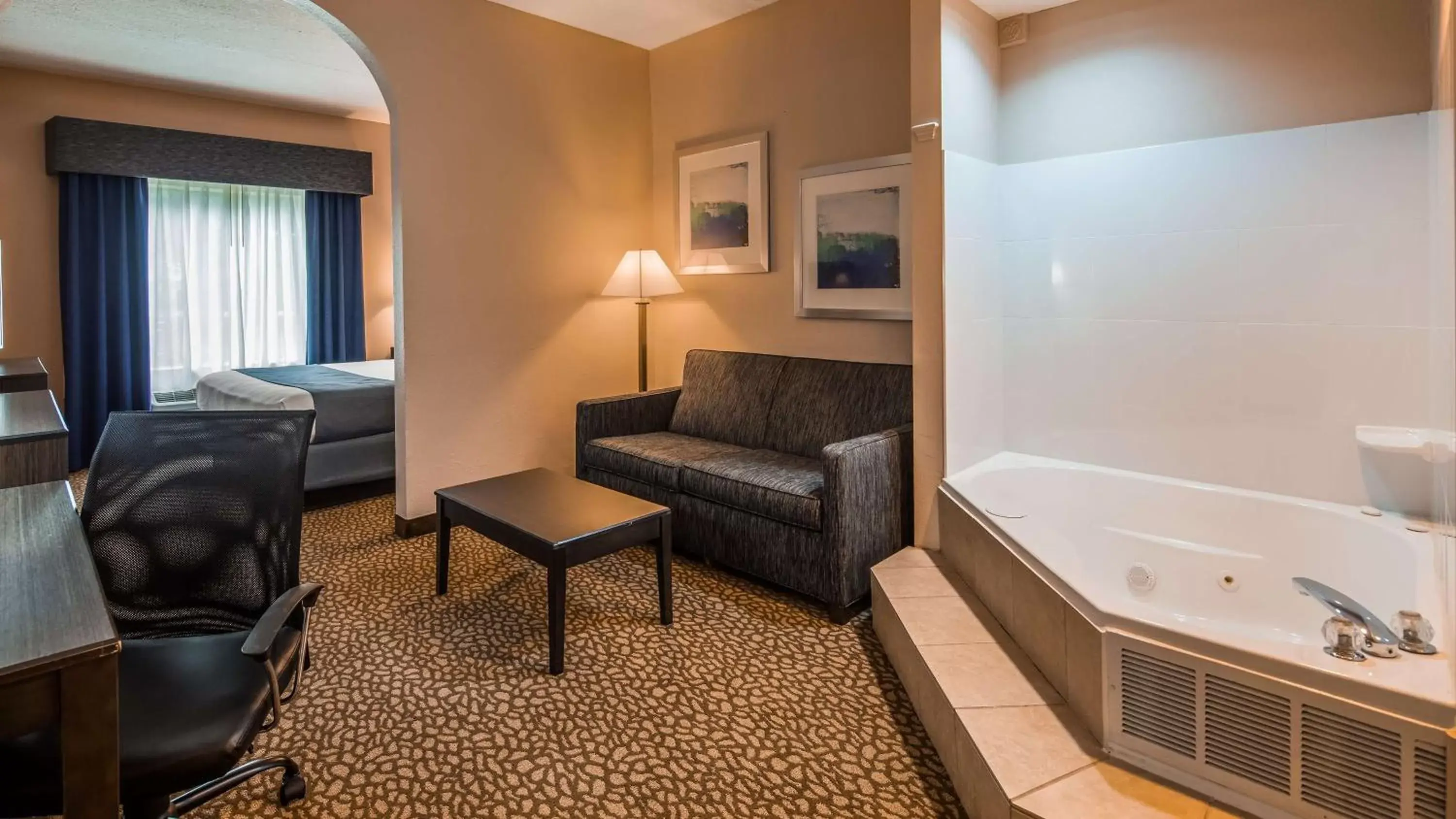 Photo of the whole room, Seating Area in Best Western Plus Bradenton Hotel & Suites