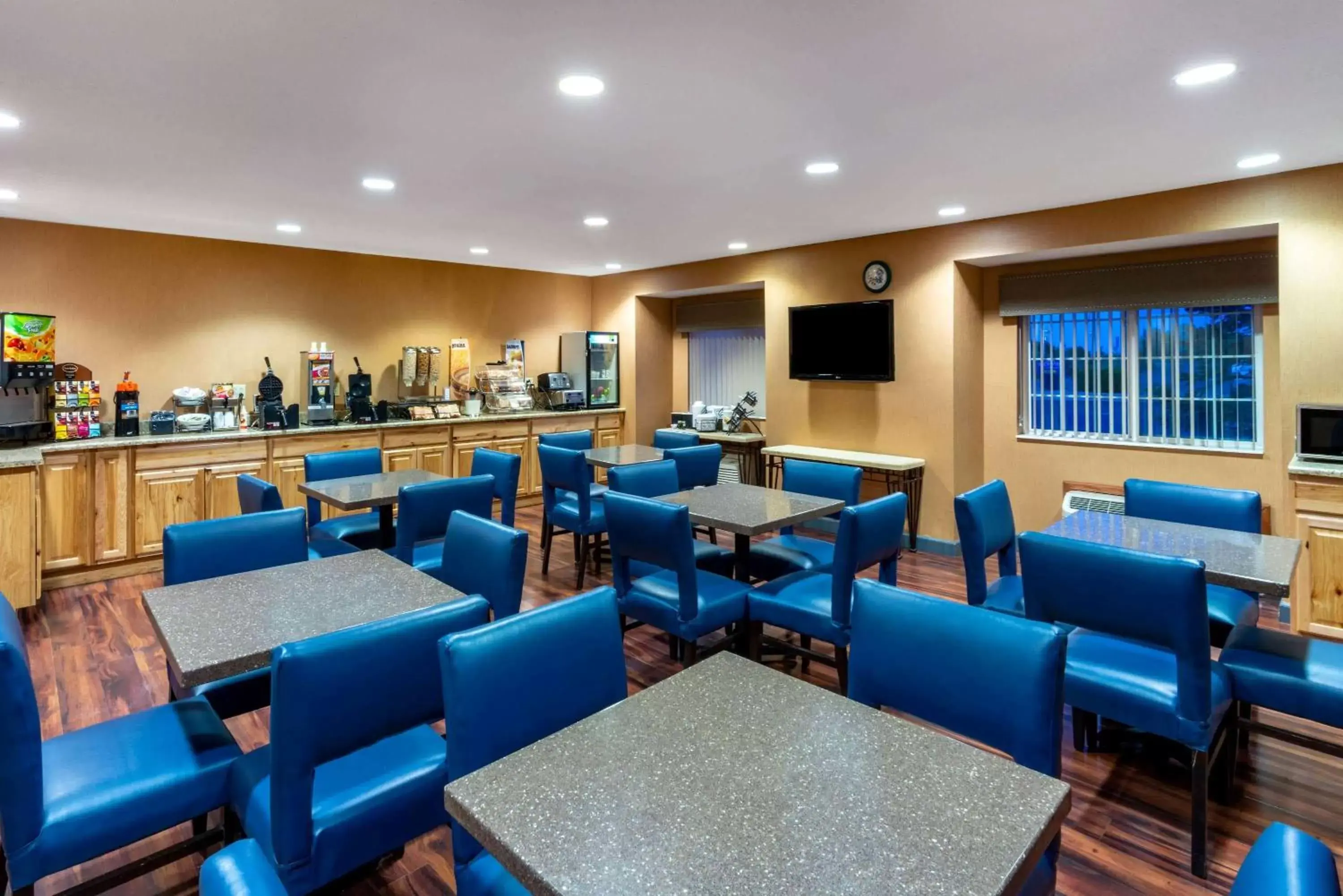 Restaurant/Places to Eat in Microtel Inn & Suites