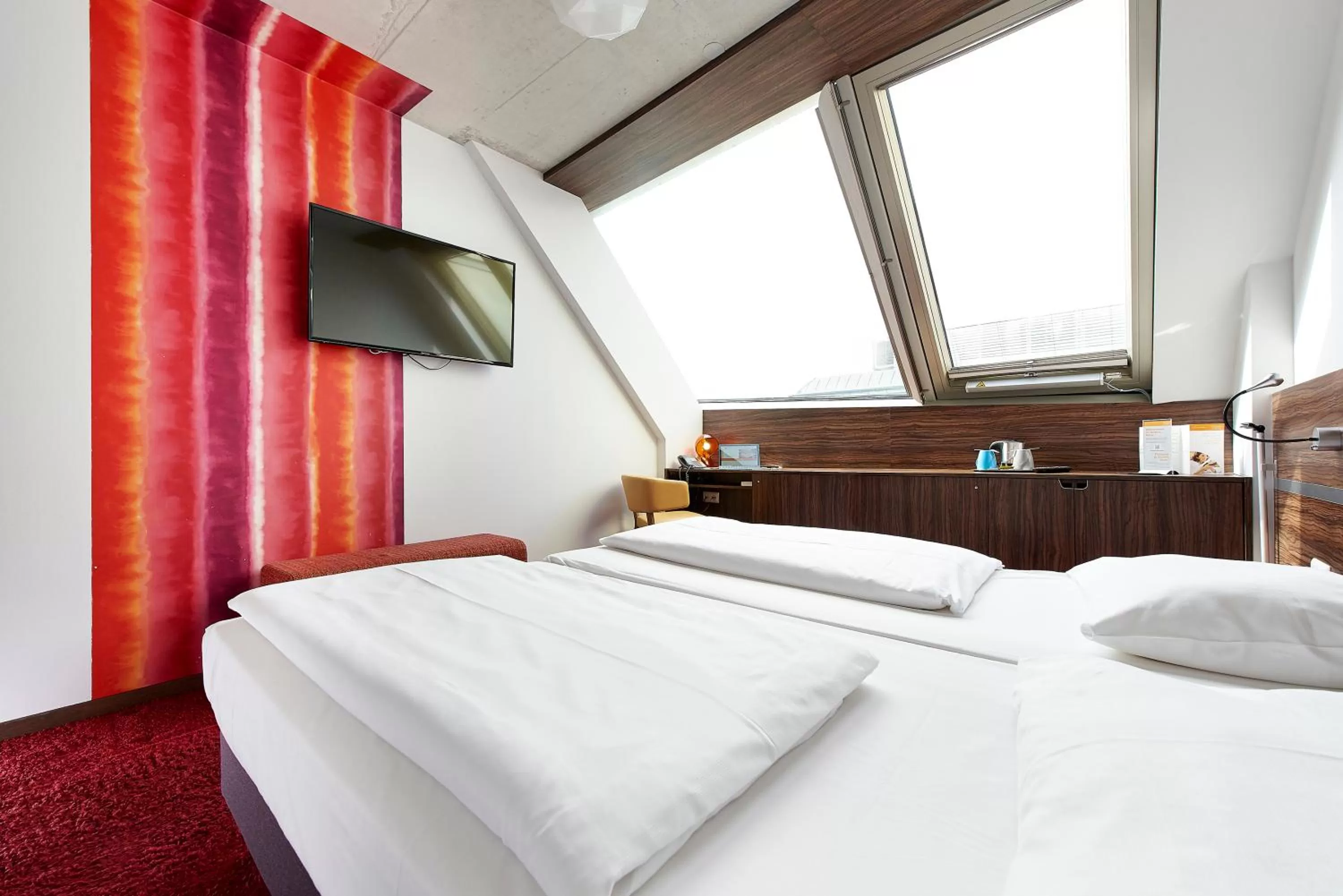 Communal lounge/ TV room, Bed in Simm's Hotel - cityhotel next to Metro U3