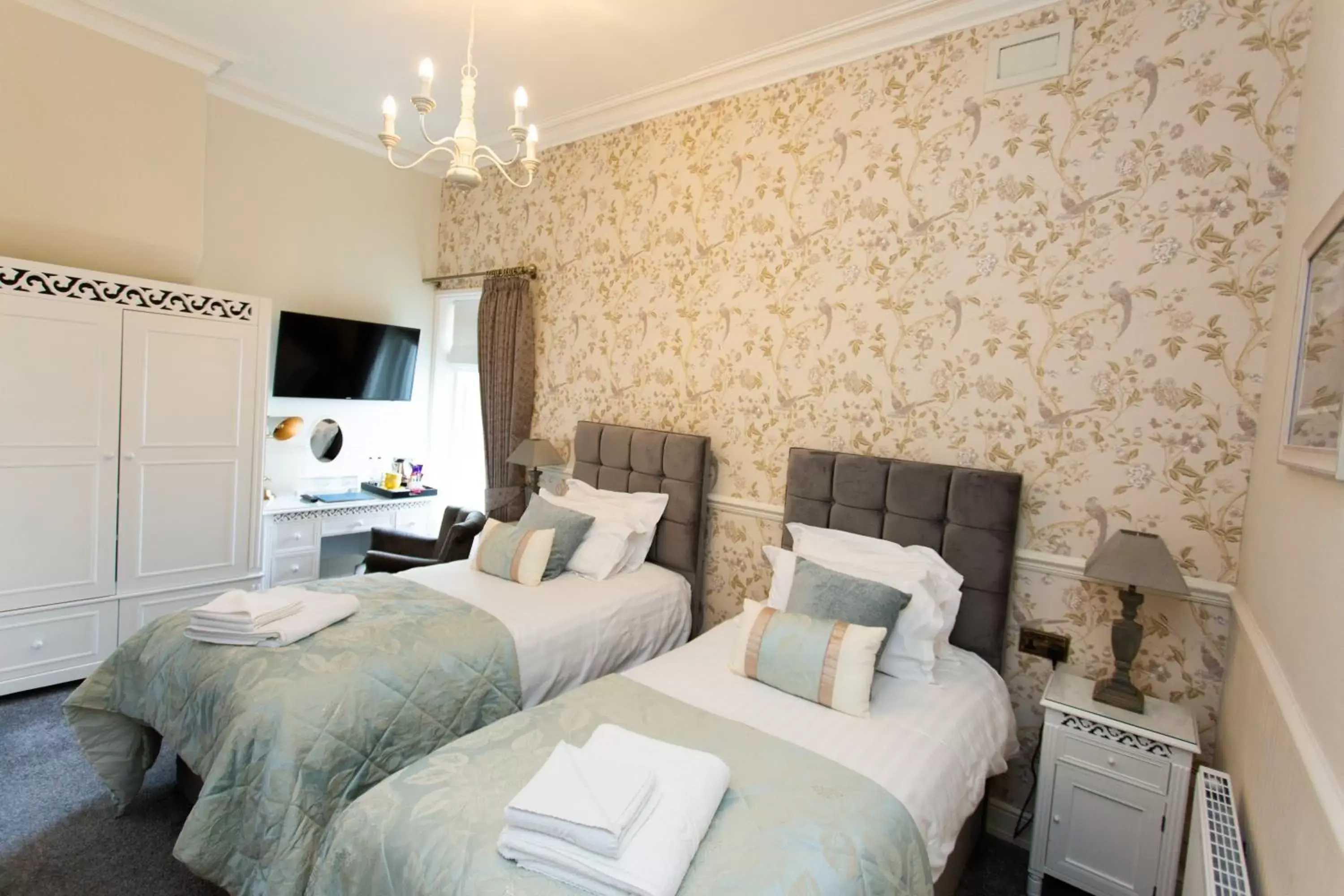 Standard Twin Room in The Queens Hotel Standard Twin Room in The Queens Hotel