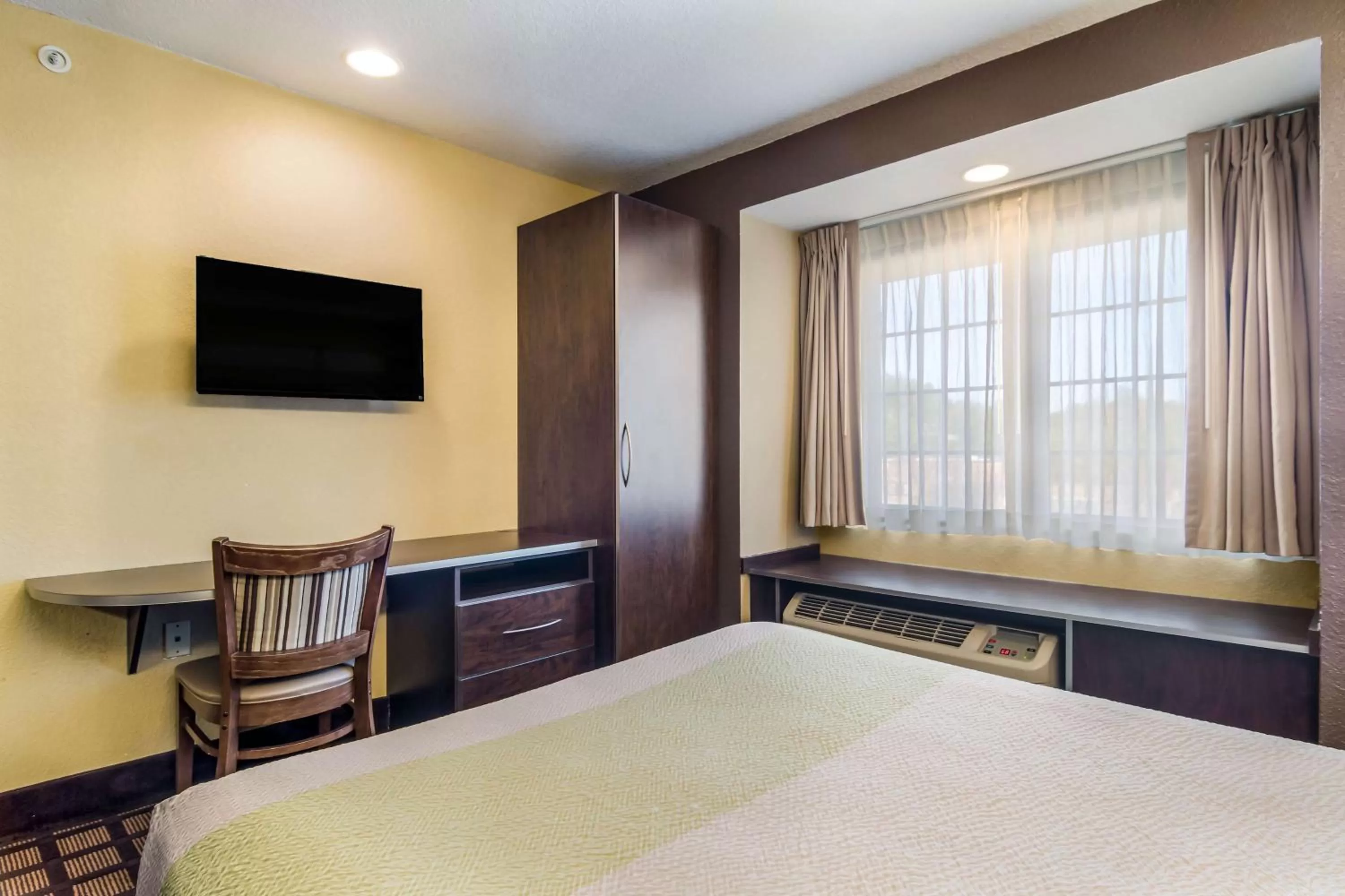 TV and multimedia, Bed in Motel 6-Canton, GA