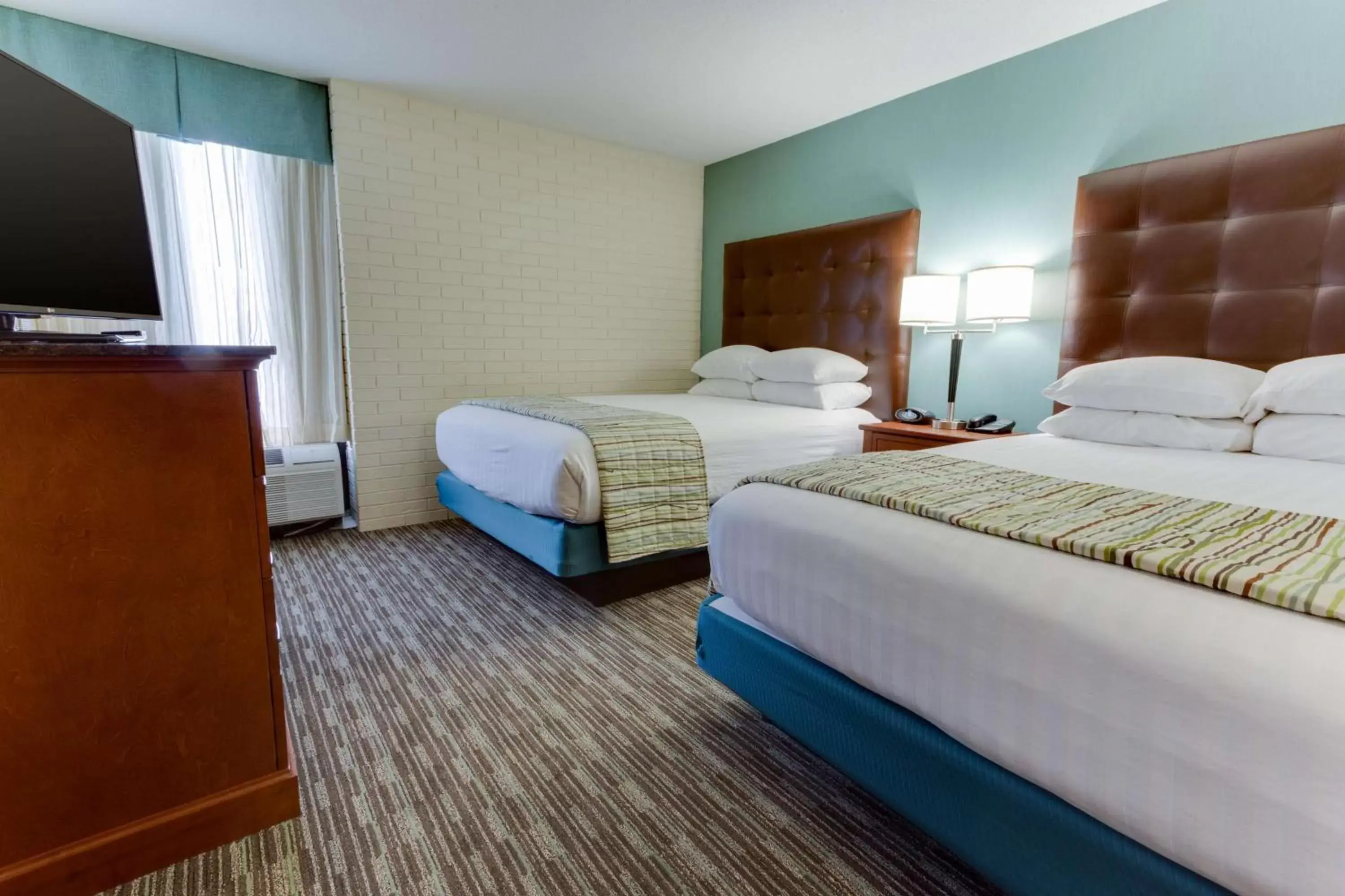 Photo of the whole room, Bed in Drury Inn & Suites Birmingham Grandview