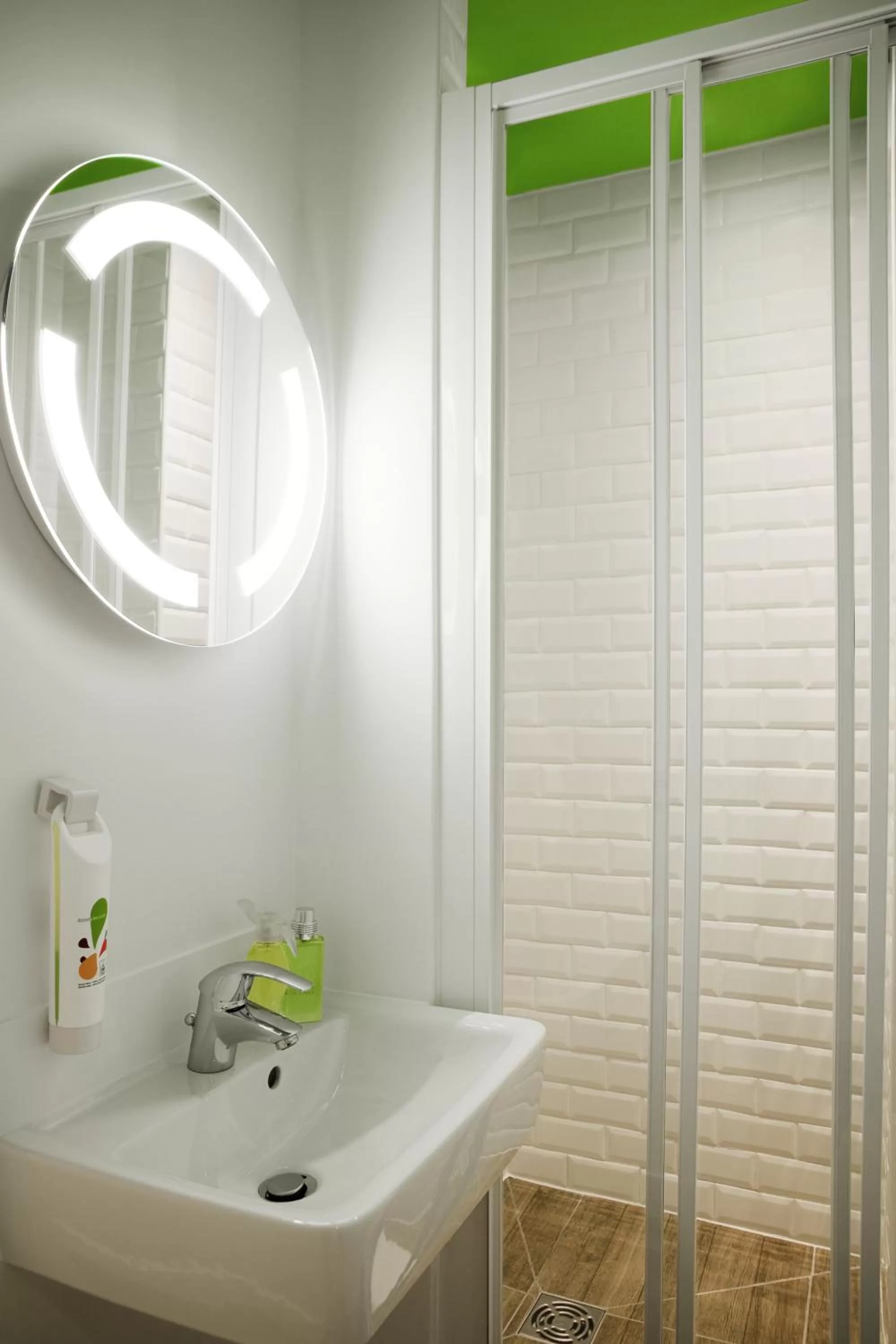 Shower in ibis Styles Paris Buttes Chaumont