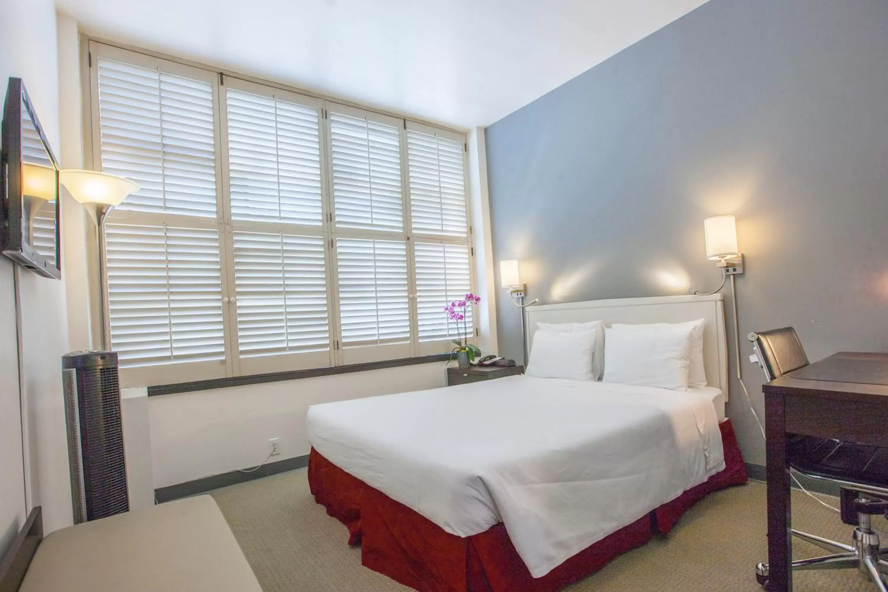 Bedroom, Bed in Grant Plaza Hotel