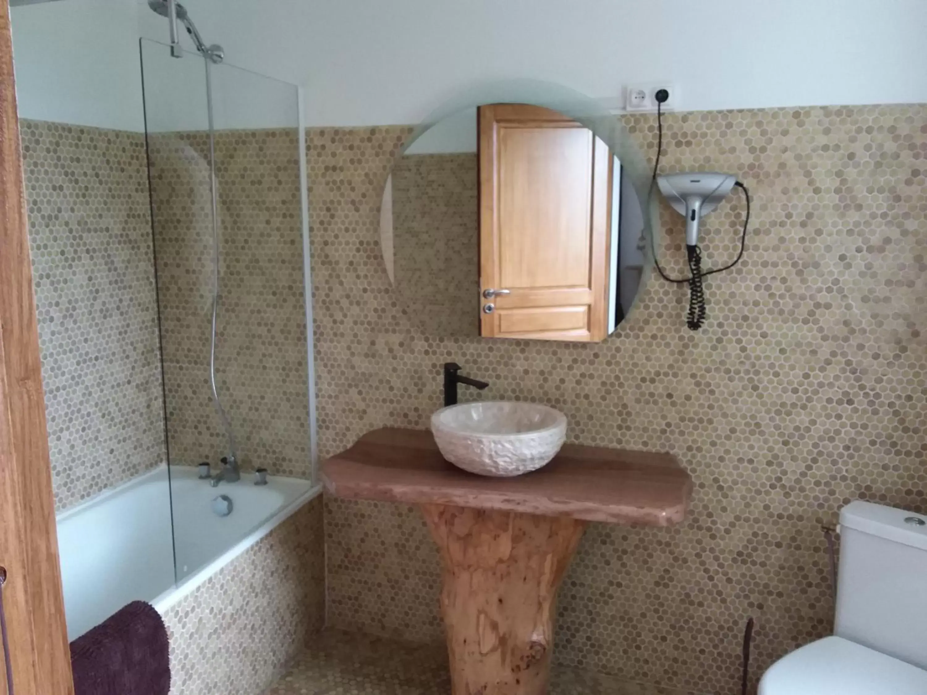 Bathroom in maison d'hôtes labastide