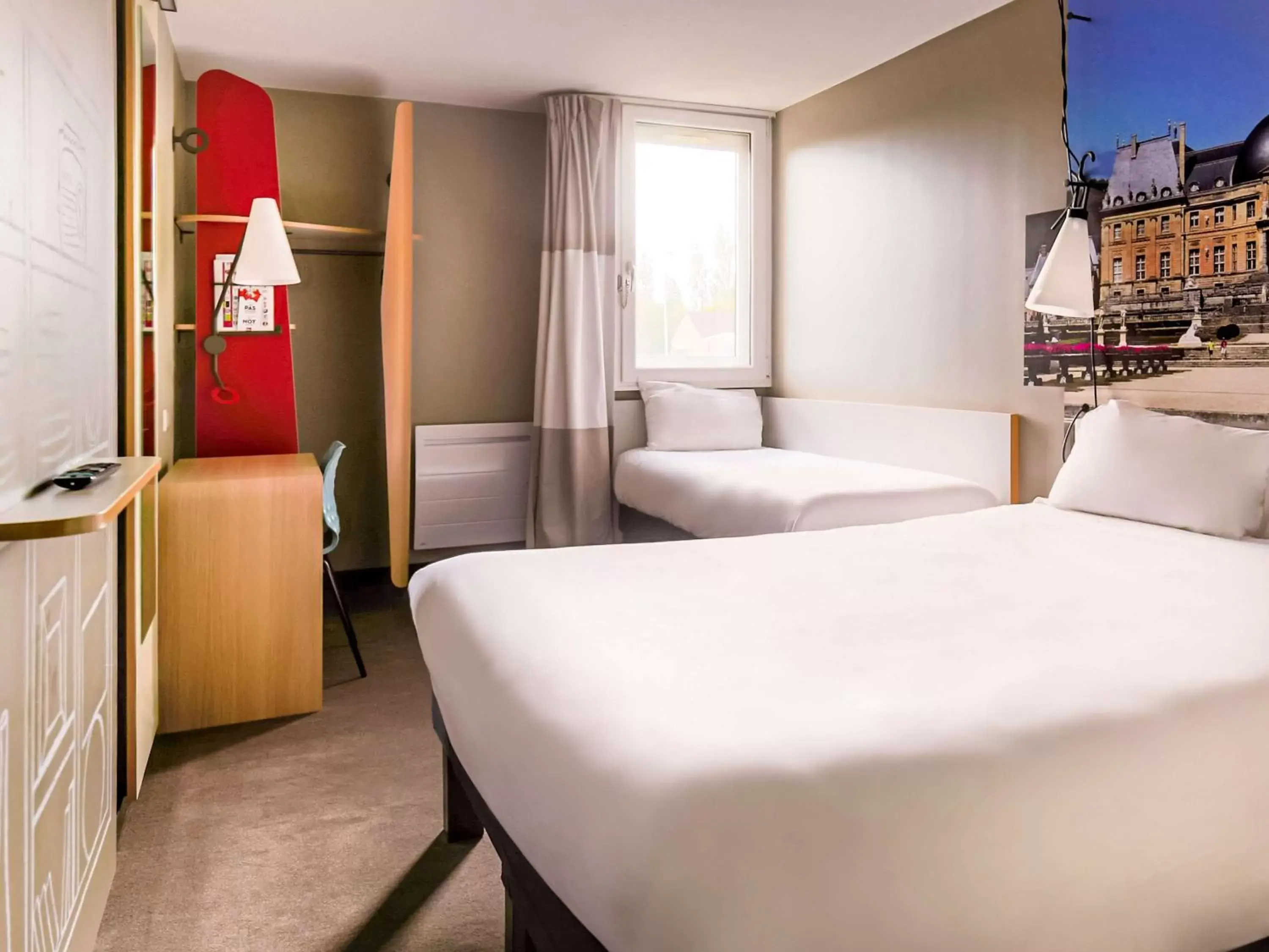 Photo of the whole room, Bed in ibis Paris Marne la Vallee Emerainville