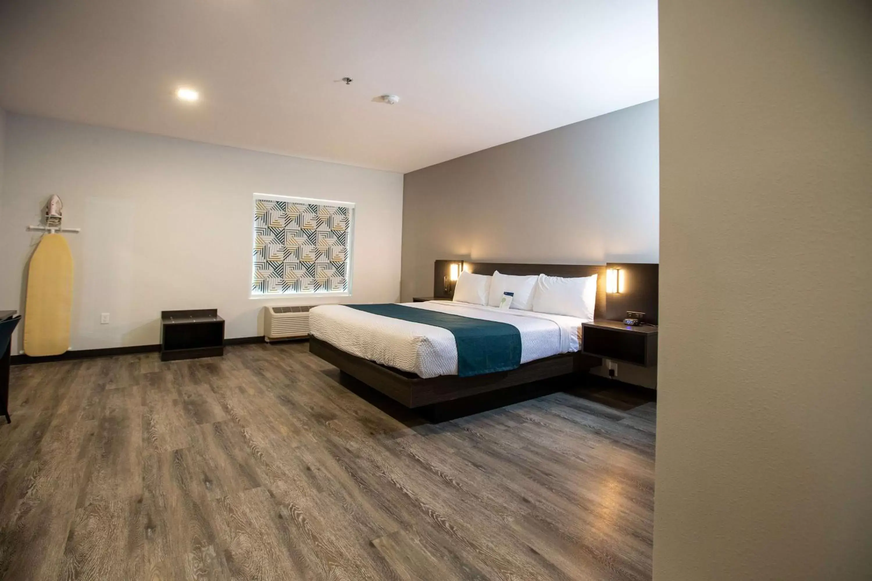 Bed in Studio 6 North Platte, NE - East Bed in Studio 6 North Platte, NE - East