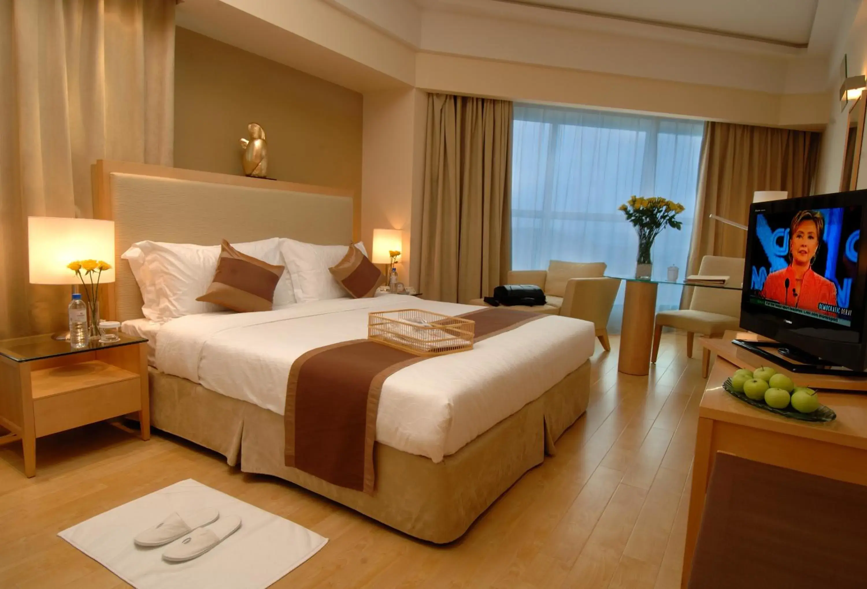 Bedroom, Bed in Weihai Haiyue Jianguo Hotel