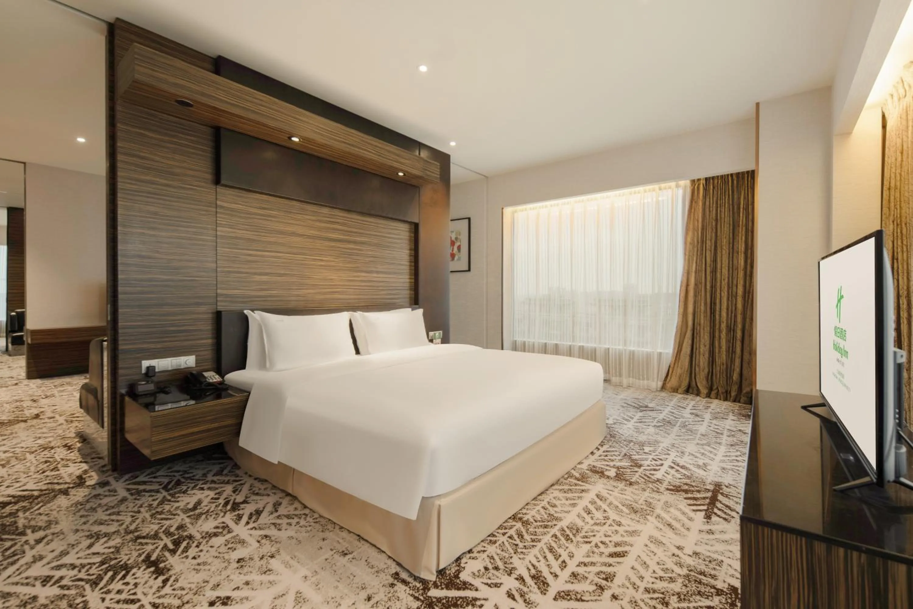 Photo of the whole room, Bed in Holiday Inn Shanghai Hongqiao West by IHG