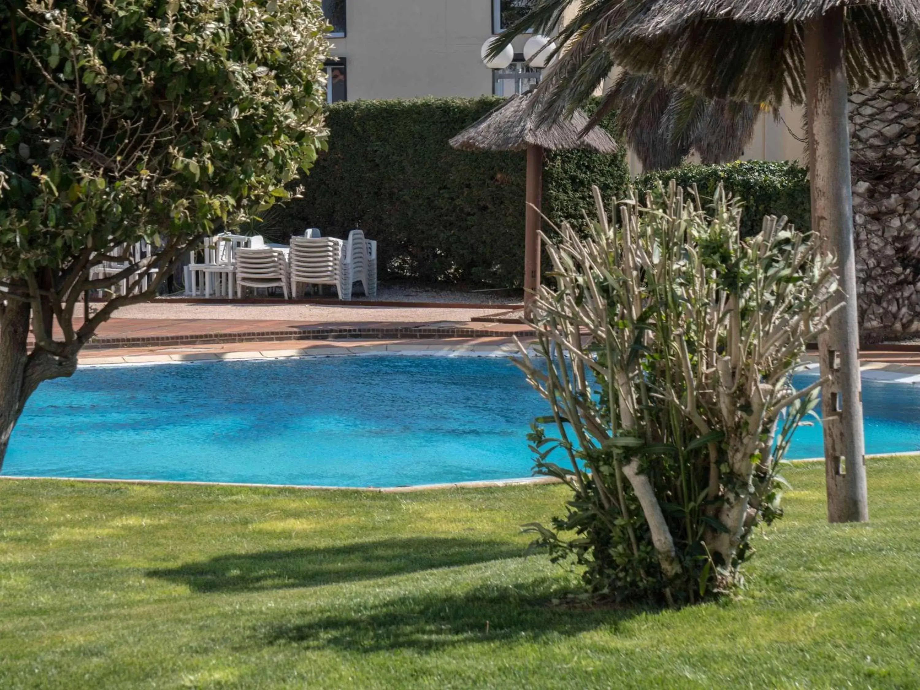 Property building, Swimming Pool in ibis Styles Perpignan Canet En Roussillon