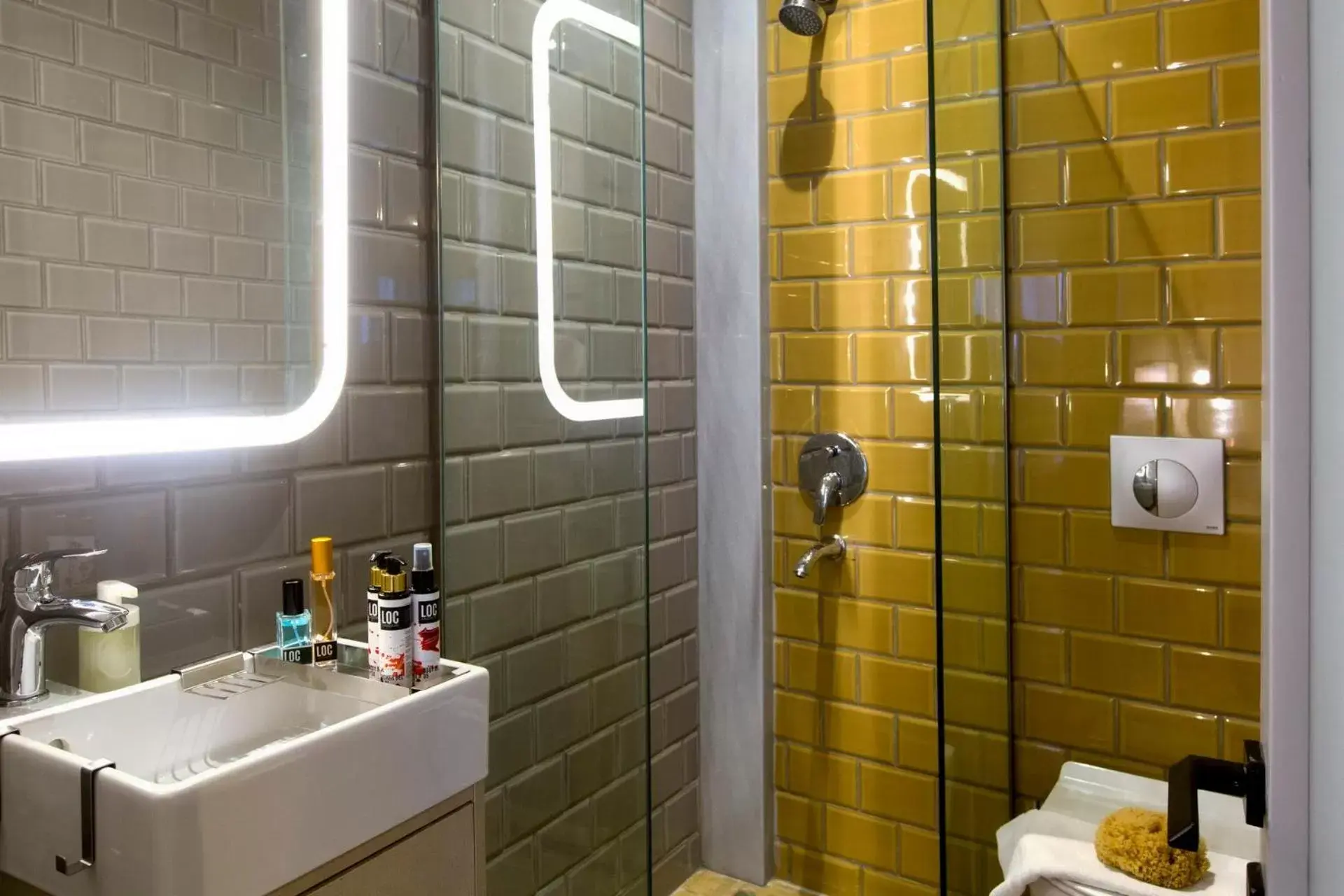 Shower in LOC HOSPITALITY Urban Suites Shower in LOC HOSPITALITY Urban Suites