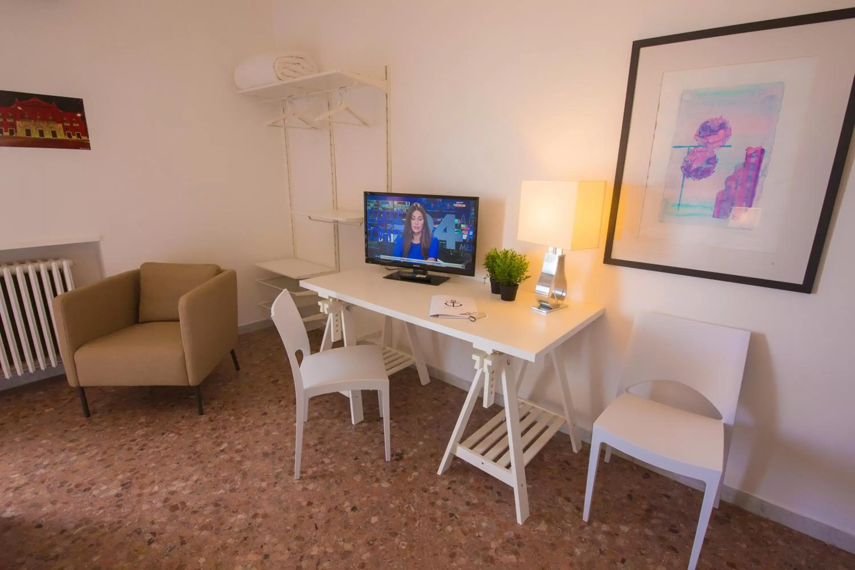 Shower, TV/Entertainment Center in Hotel Riviera