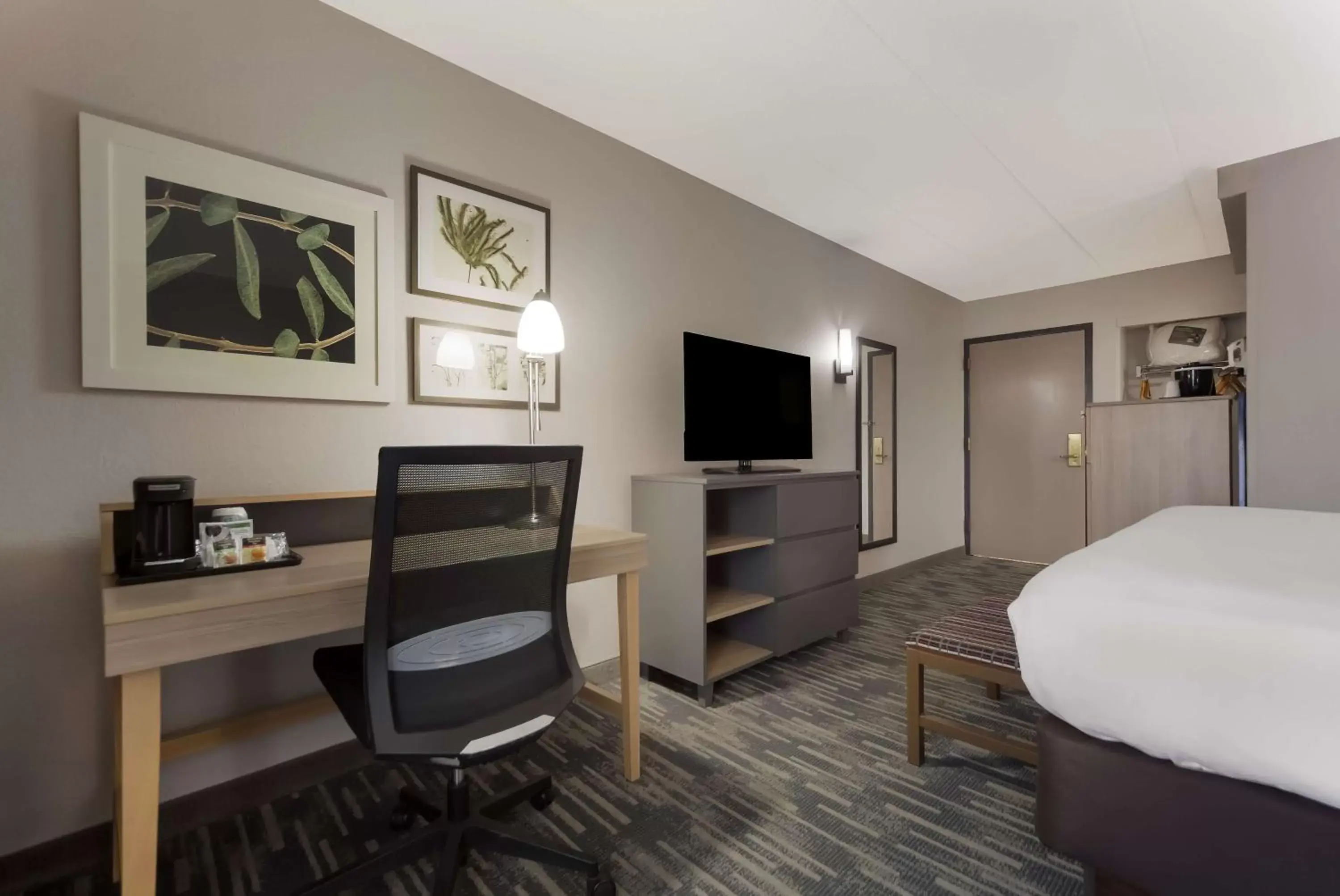 Bedroom, TV/Entertainment Center in Country Inn & Suites by Radisson, Lincoln Airport, NE