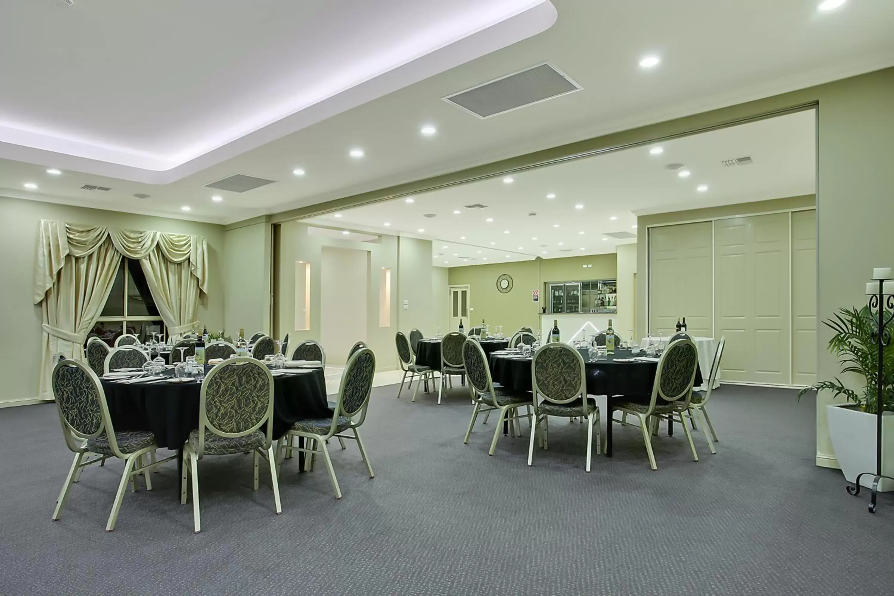 Banquet/Function facilities, Restaurant/Places to Eat in Bushman's Motor Inn