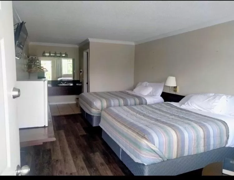 Bed in American Patriot Family Inn aka Oak Grove Inn