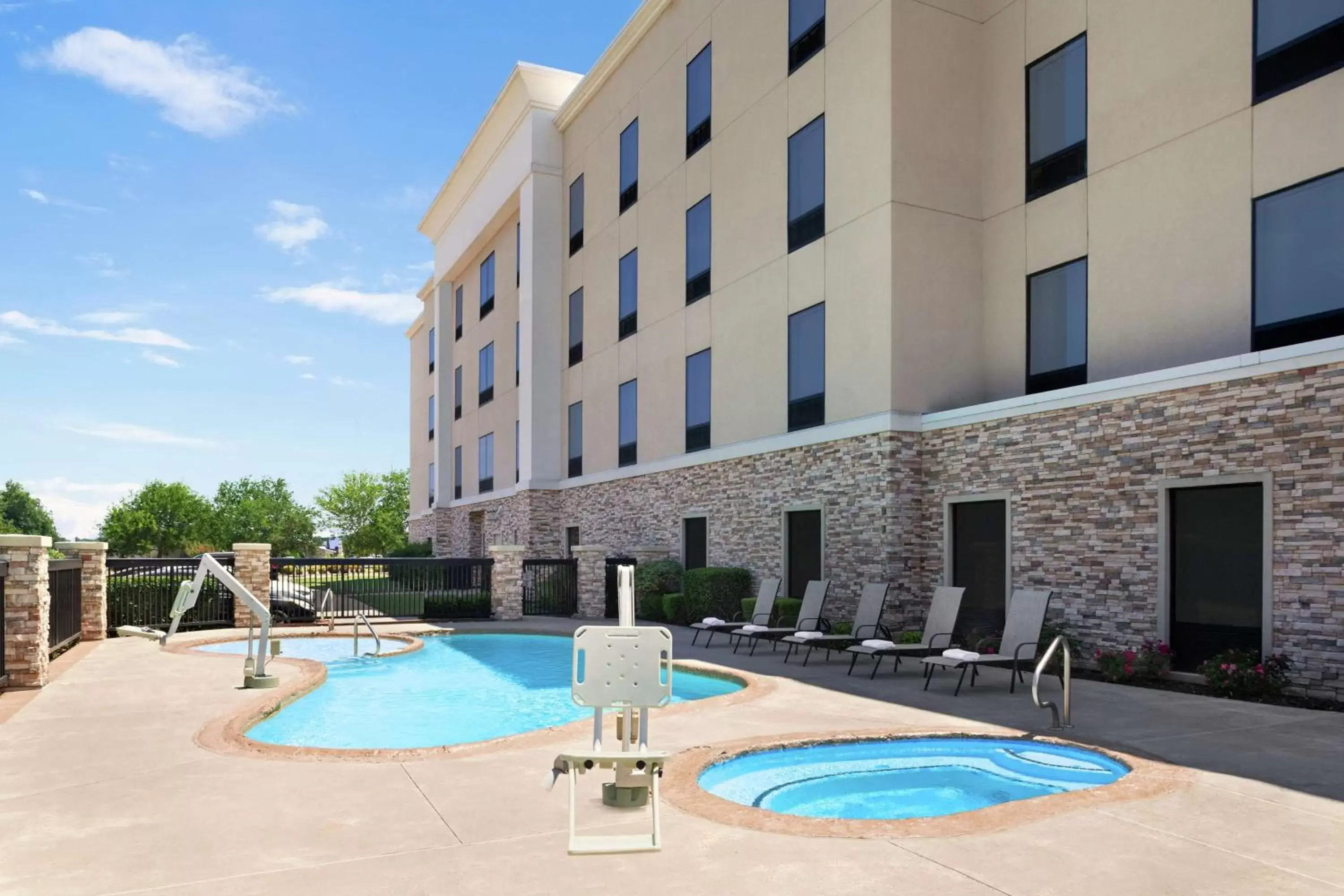 Swimming pool, Property Building in Hampton Inn Sulphur Springs