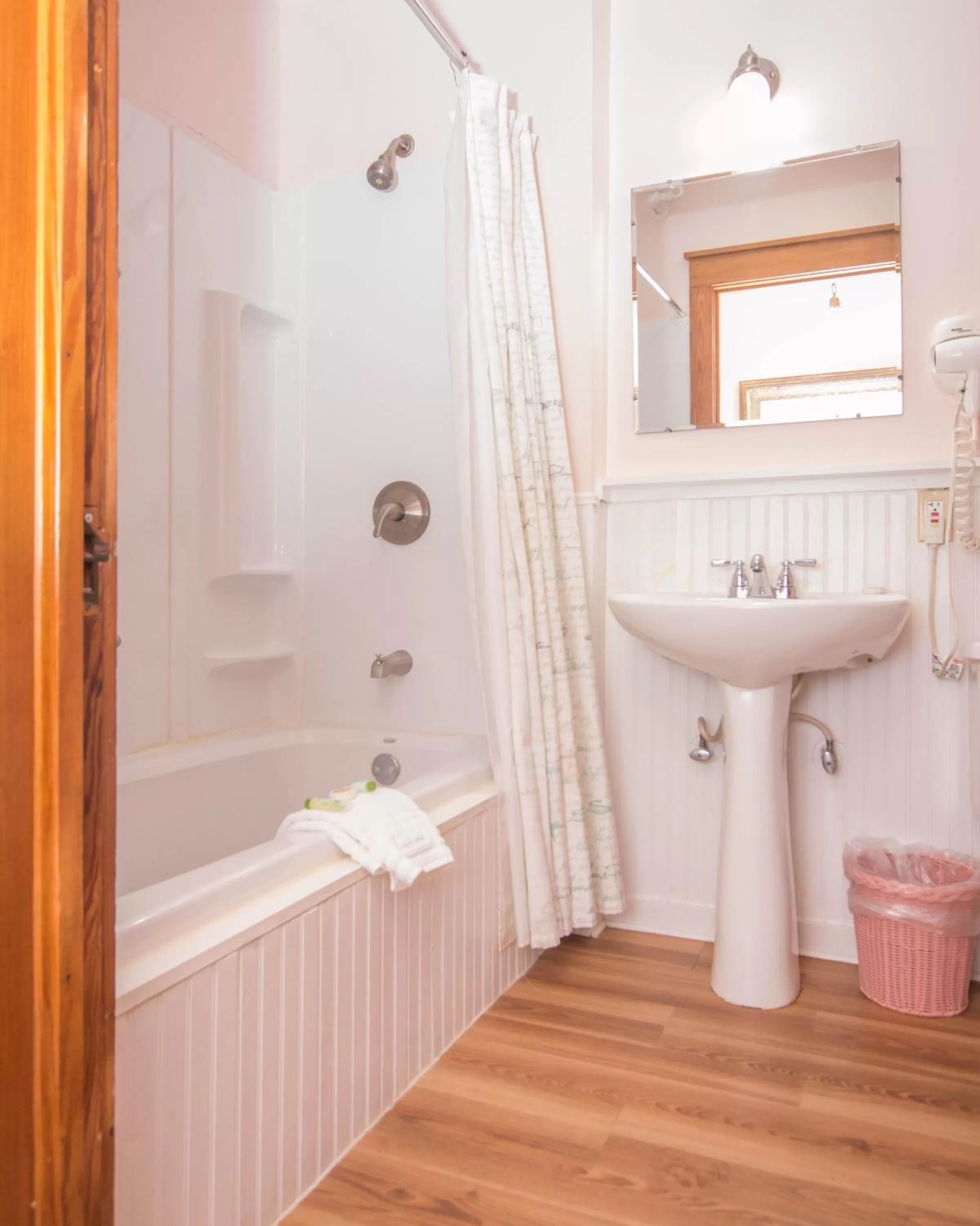 Bathroom in Terrace Inn and 1911 Restaurant