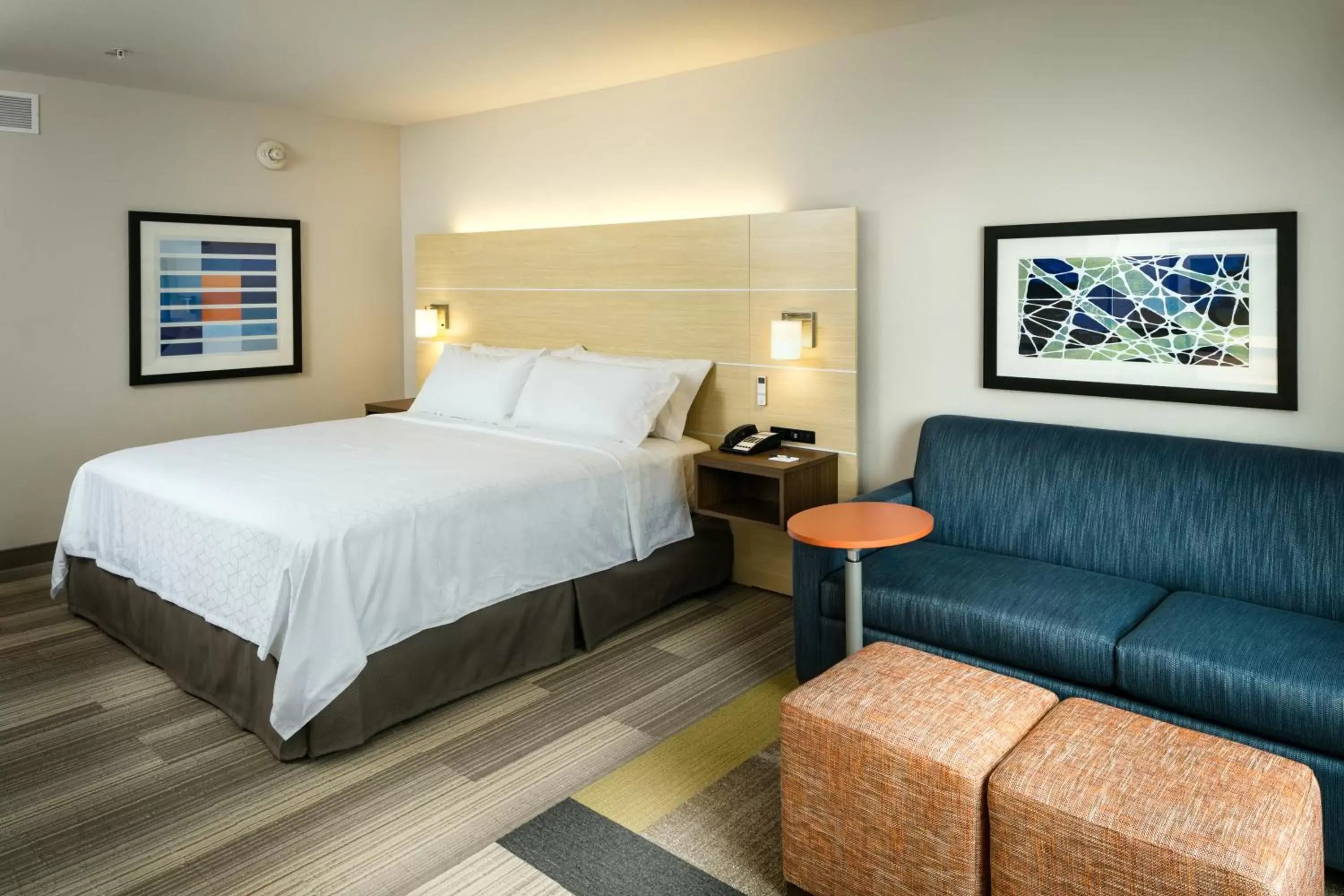 Bed in Holiday Inn Express & Suites - Medford, an IHG Hotel