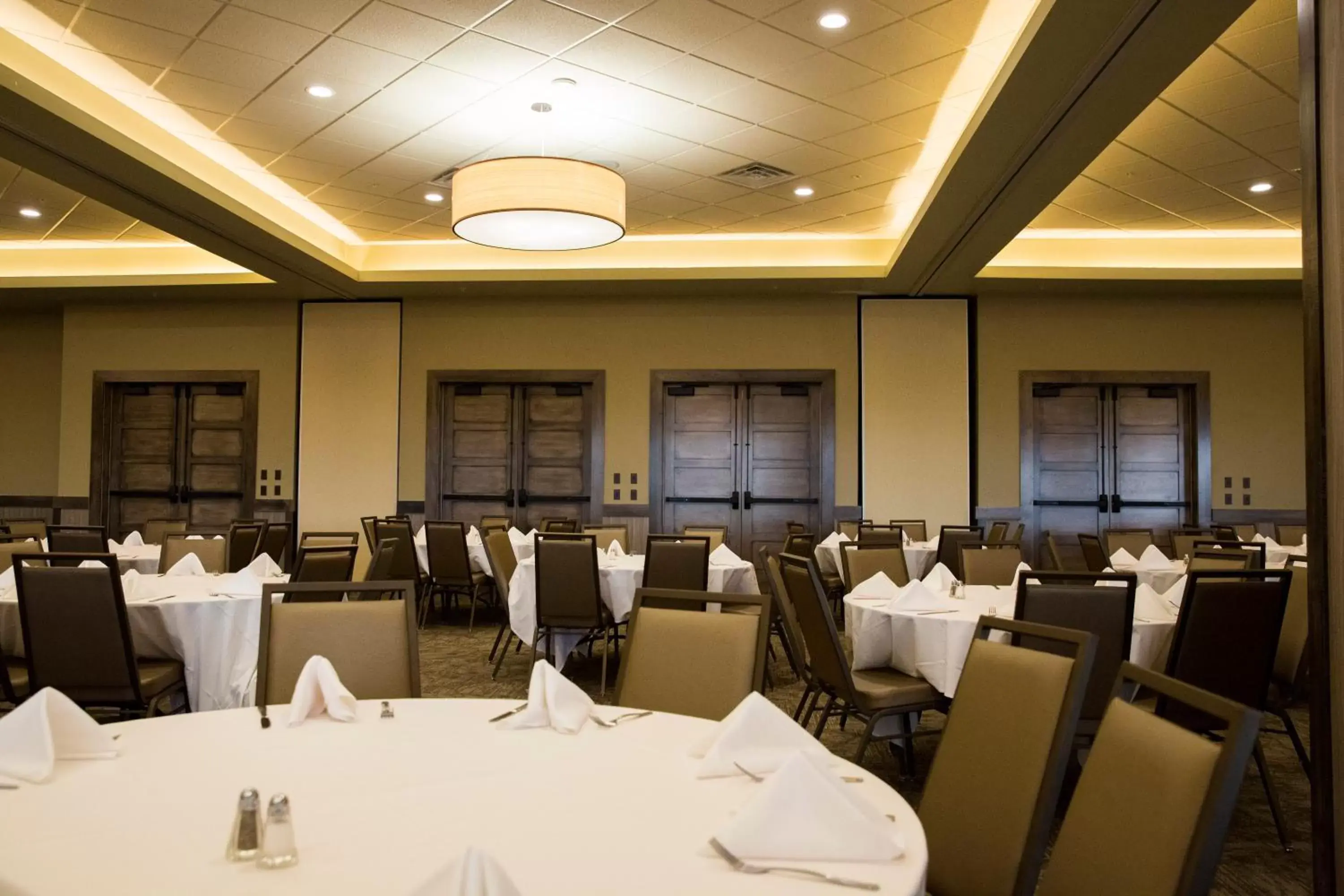 Banquet/Function facilities, Restaurant/Places to Eat in Bridges Bay Resort