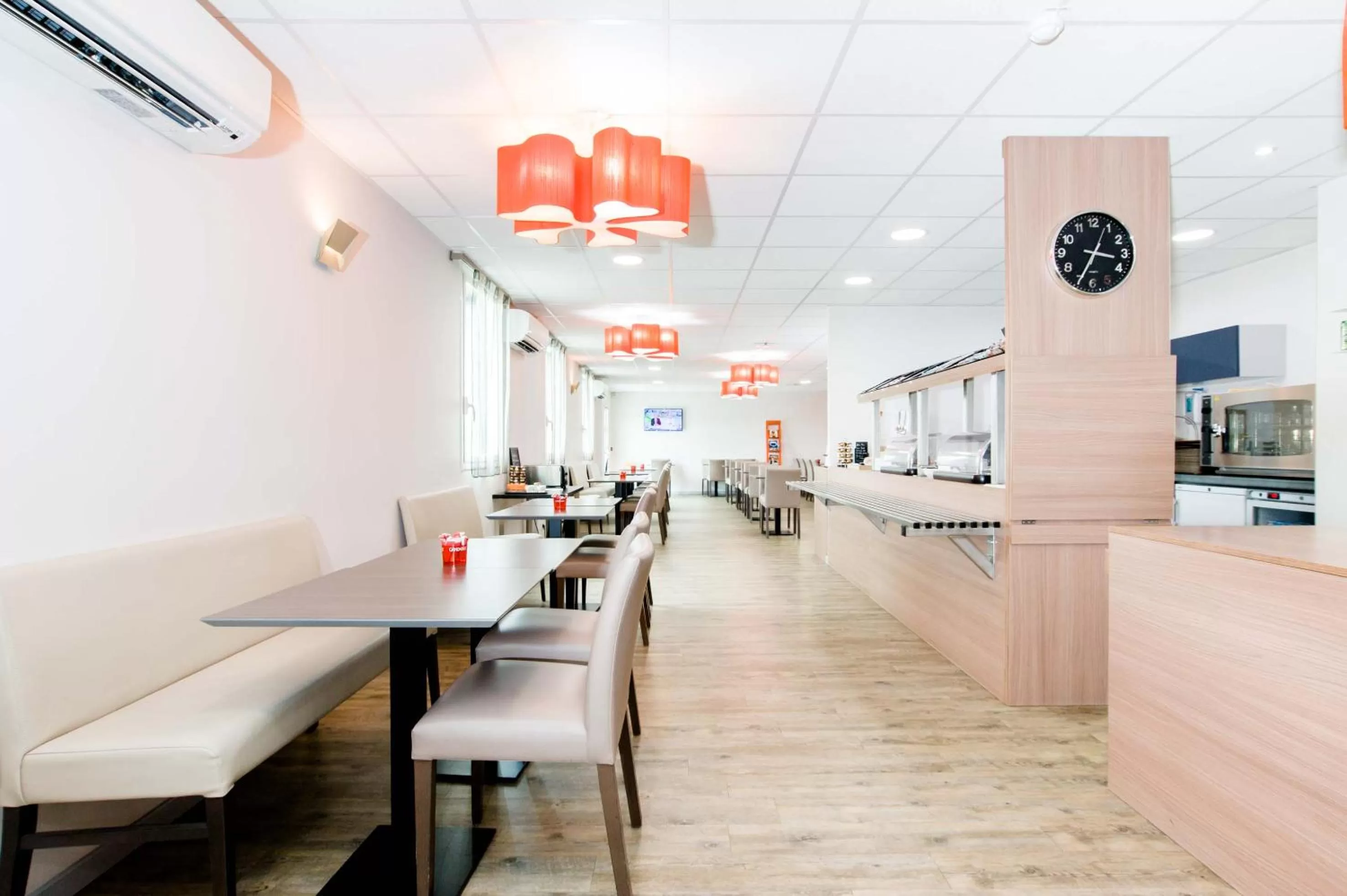 Restaurant/places to eat in Dios Hotel