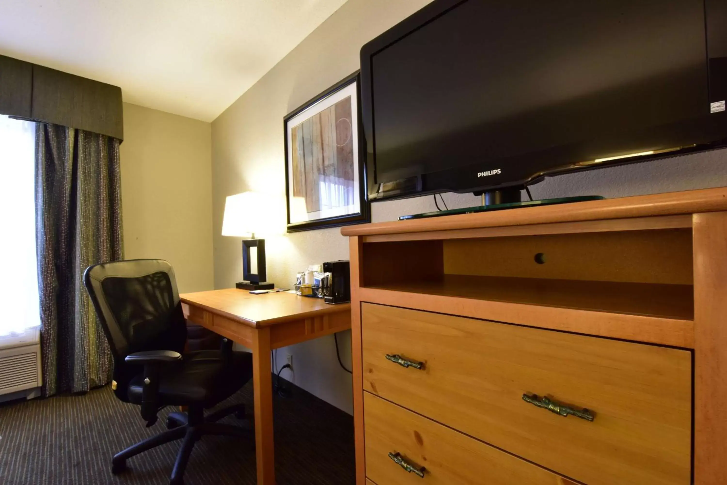 Bedroom, TV/Entertainment Center in Hampton Inn & Suites Petoskey