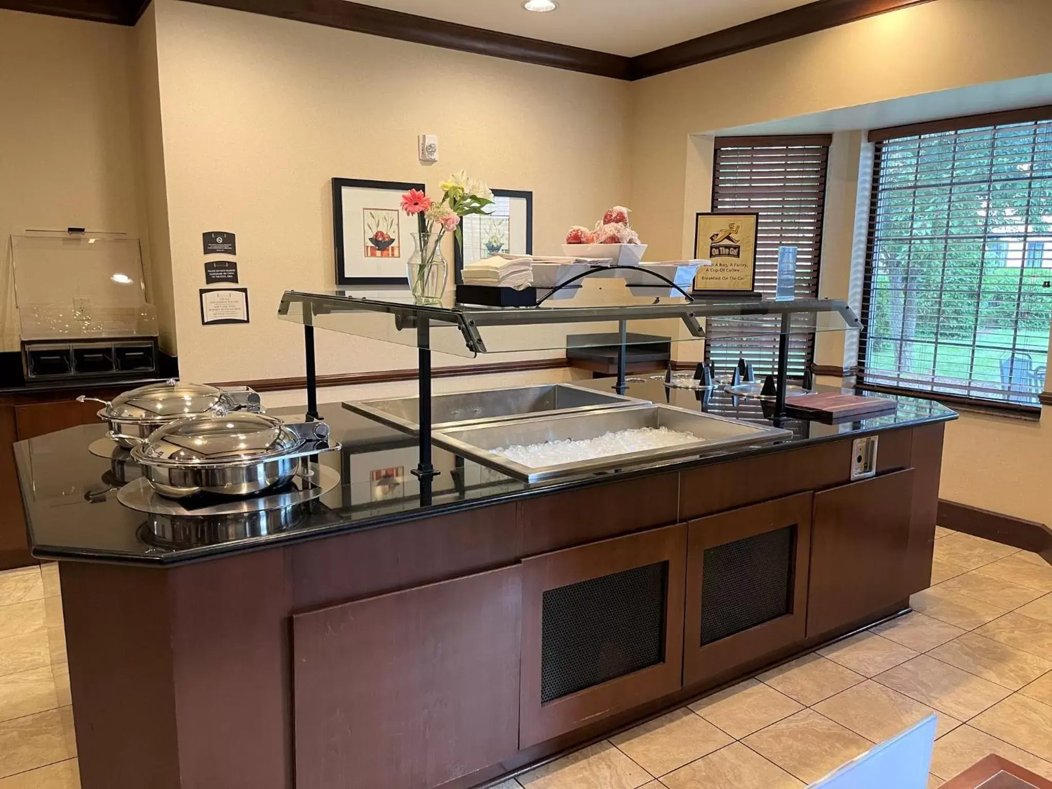 Breakfast, Kitchen/Kitchenette in Staybridge Suites Milwaukee West-Oconomowoc, an IHG Hotel