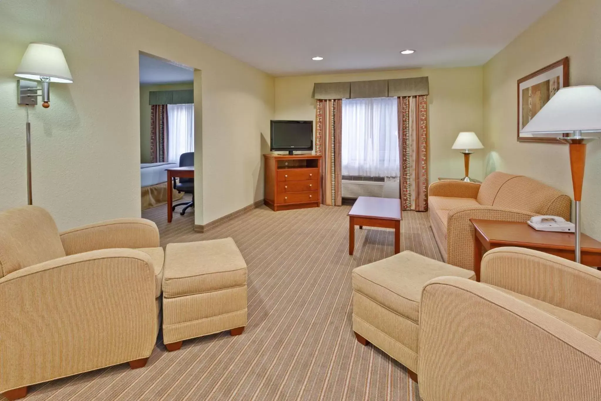 Photo of the whole room, Seating Area in Holiday Inn Express Winfield, an IHG Hotel