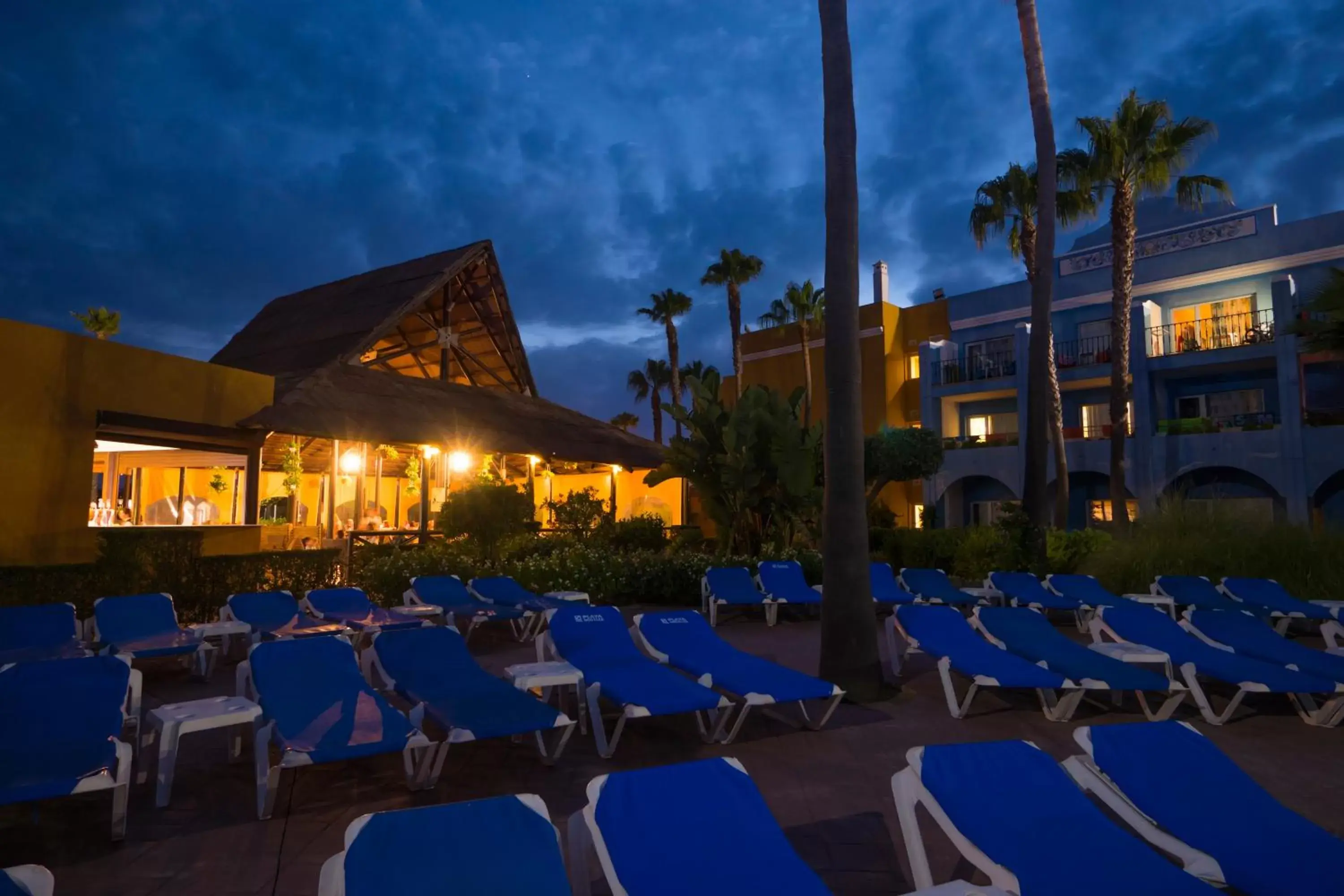 Swimming pool, Property Building in PLAYABALLENA SPA HOTEL